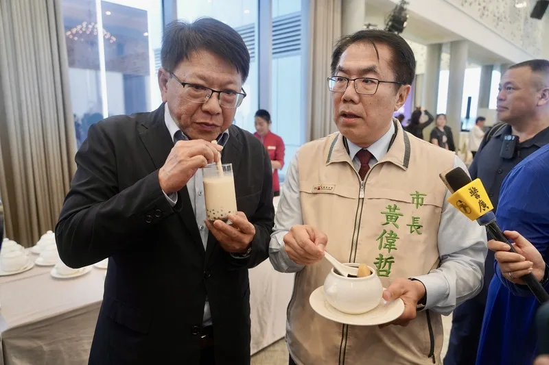 準總統府秘書長潘孟安(左)3日在台南市福爾摩沙遊艇酒店見證520國宴8道主菜的發布,他表示,雖然已經試吃1次,但還是又喝了1杯珍珠奶茶,台南市長黃偉哲(前右)也在現場試喝雞湯。中央社