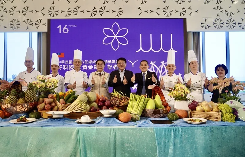 「好料國宴.黃金組合」國宴菜色公布,準總統府秘書長潘孟安(右5)、台南市長黃偉哲(左4)等人介紹國宴8道主菜。中央社