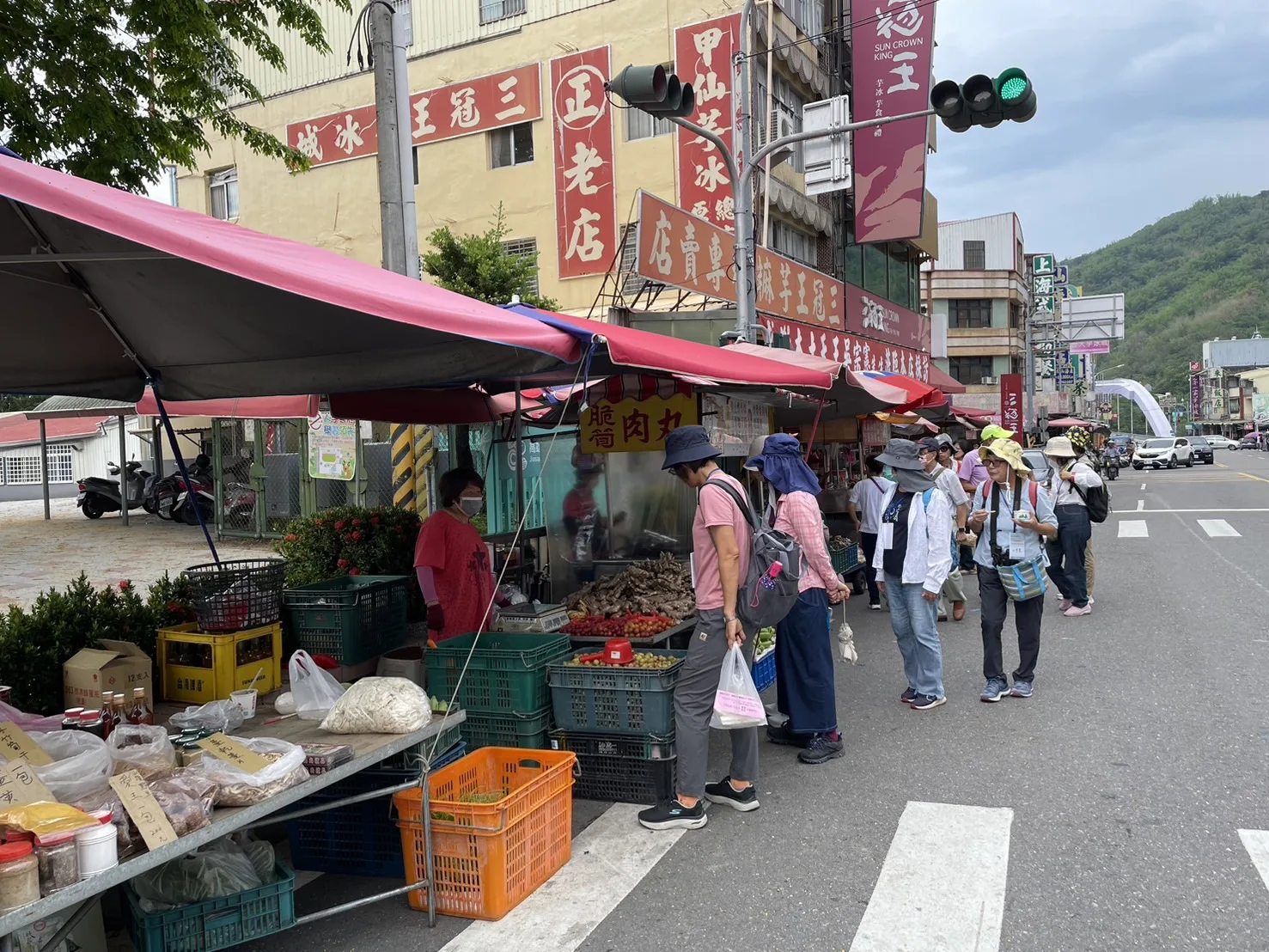 「2024客家悅讀節-客家移民墾獵歲月」讀者與導覽員，前往甲仙市集認識在地特色農產品。高雄市客家文化事務基金會 提供