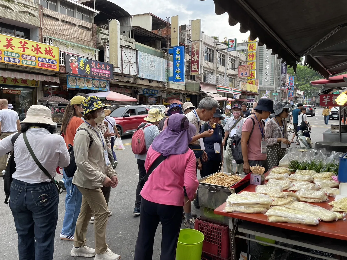 「2024客家悅讀節-客家移民墾獵歲月」讀者與導覽員，前往甲仙市集認識在地特色農產品。高雄市客家文化事務基金會 提供