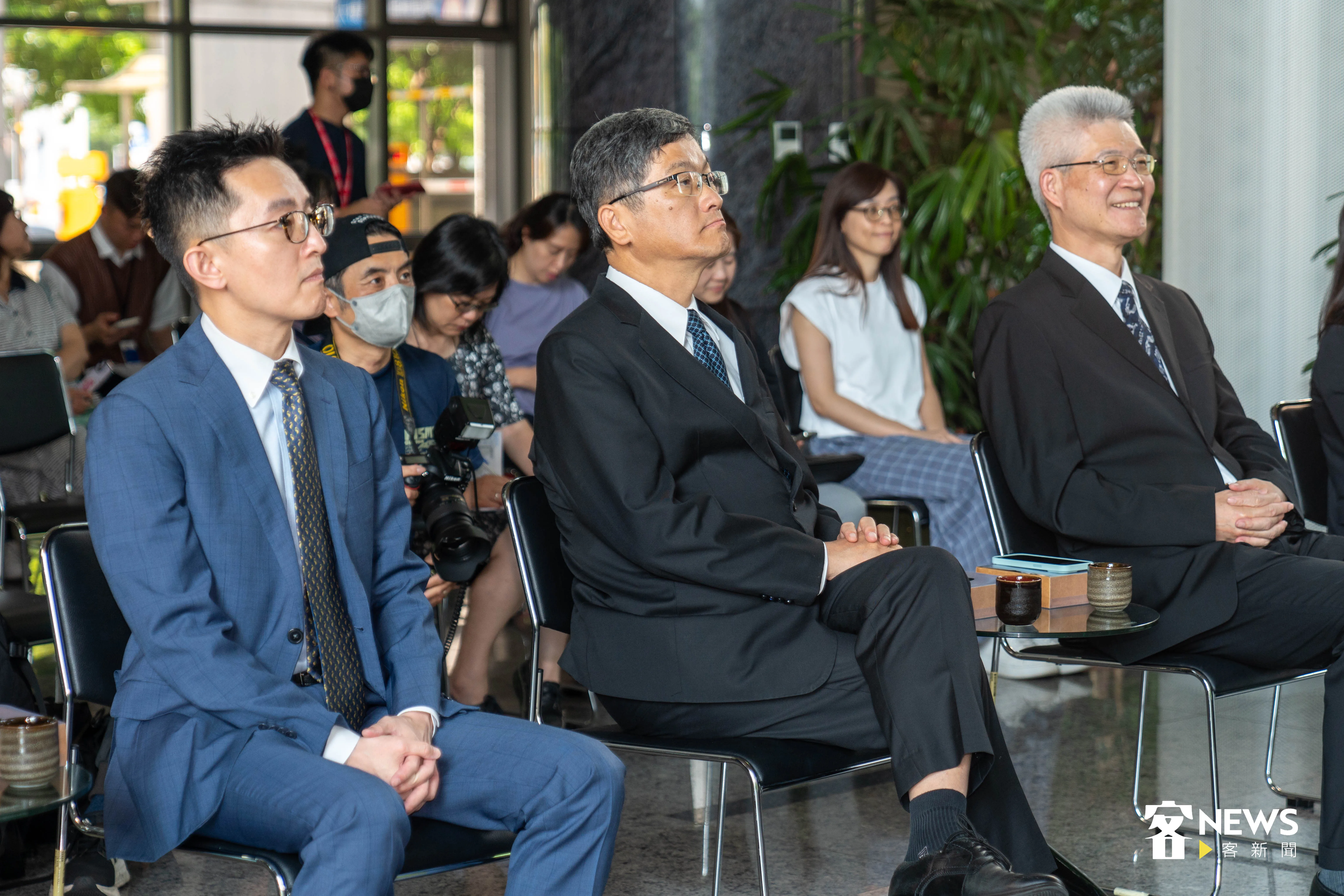左起客家電視台台長向盛言、客家委員會主委楊長鎮、公共電視董事長胡元輝。范修語攝
