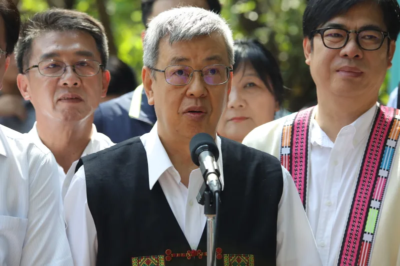 行政院長陳建仁（左2）6日表示，徐巧芯公開密件並捏造不實消息，對捍衛台灣主權及國際外交有很大傷害，相當令人難了解且不應該。中央社