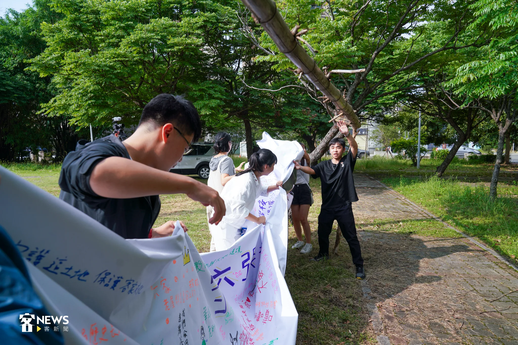 陽明交大客家學院學生發起「六張犁聚落走讀連儂行動」,並拉起連署布條。宋佩遙攝