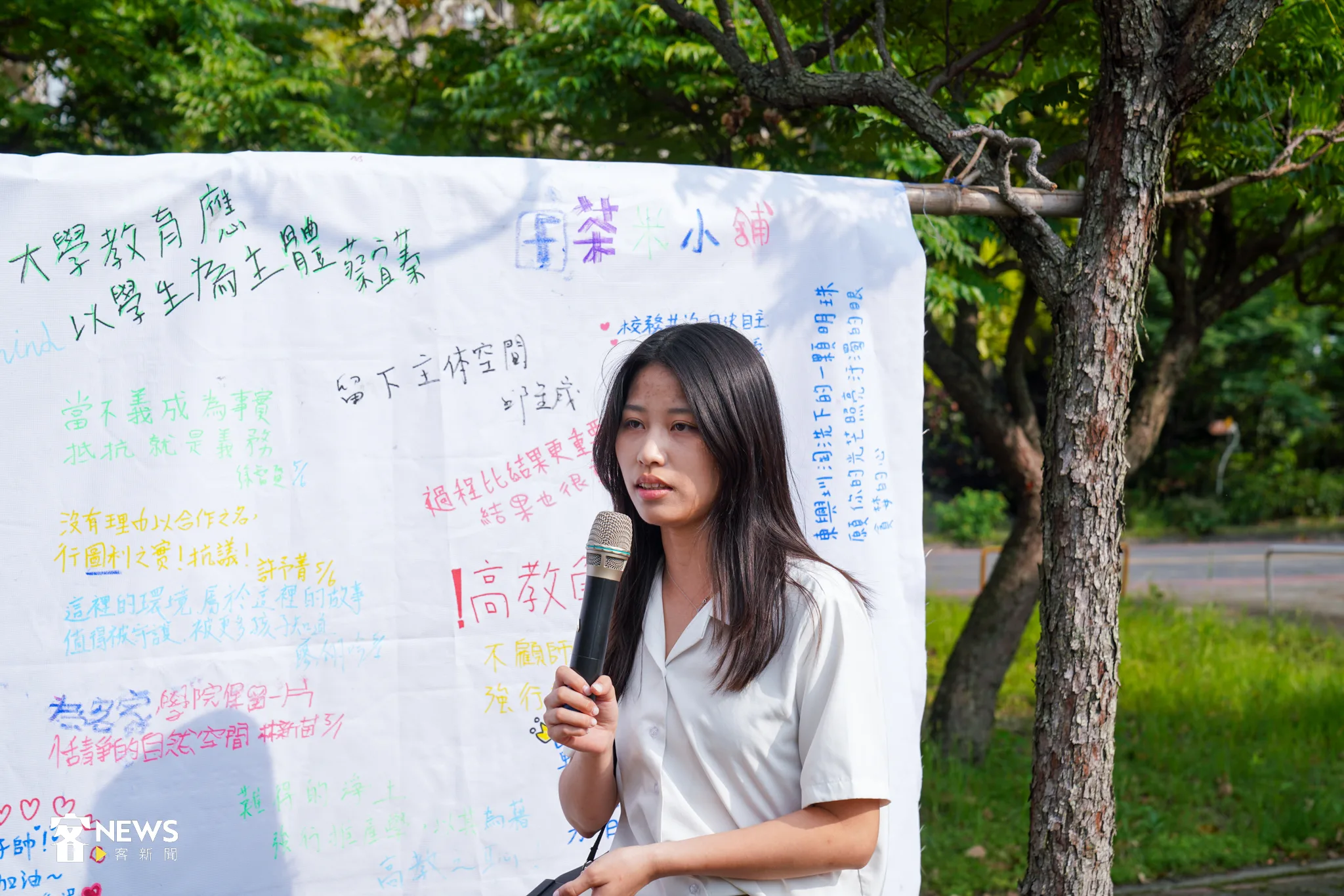 陽明交大客家學院學生發起「六張犁聚落走讀連儂行動」,並拉起連署布條。宋佩遙攝