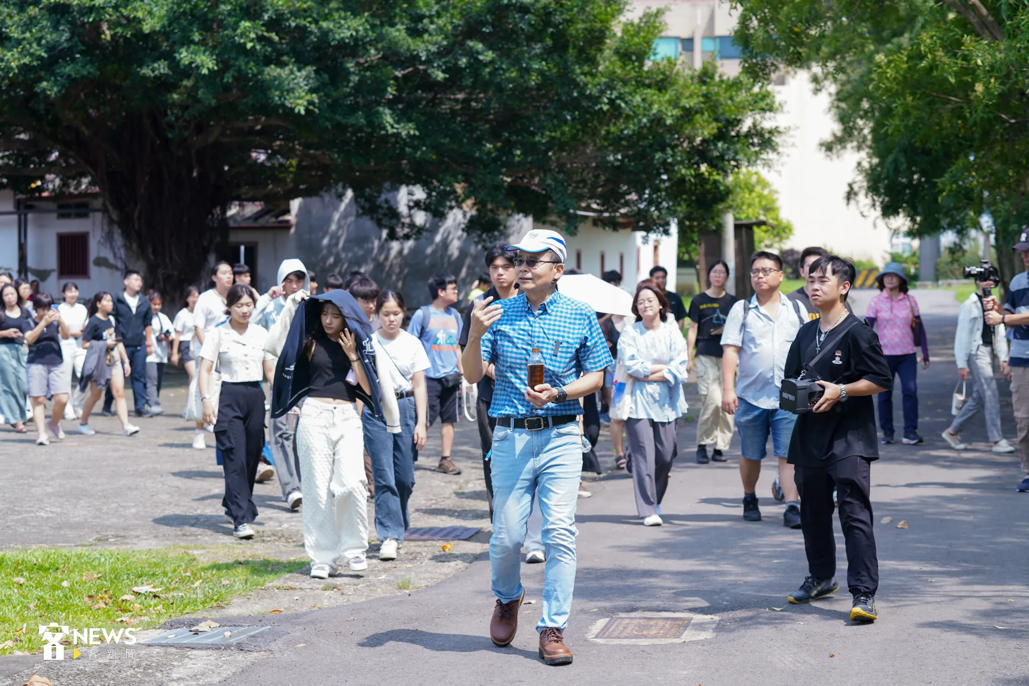 陽明交大人文社會學系羅烈師教授發起連署活動,並帶領同學們走讀六張犁,告訴大家這不是空地。宋佩遙攝