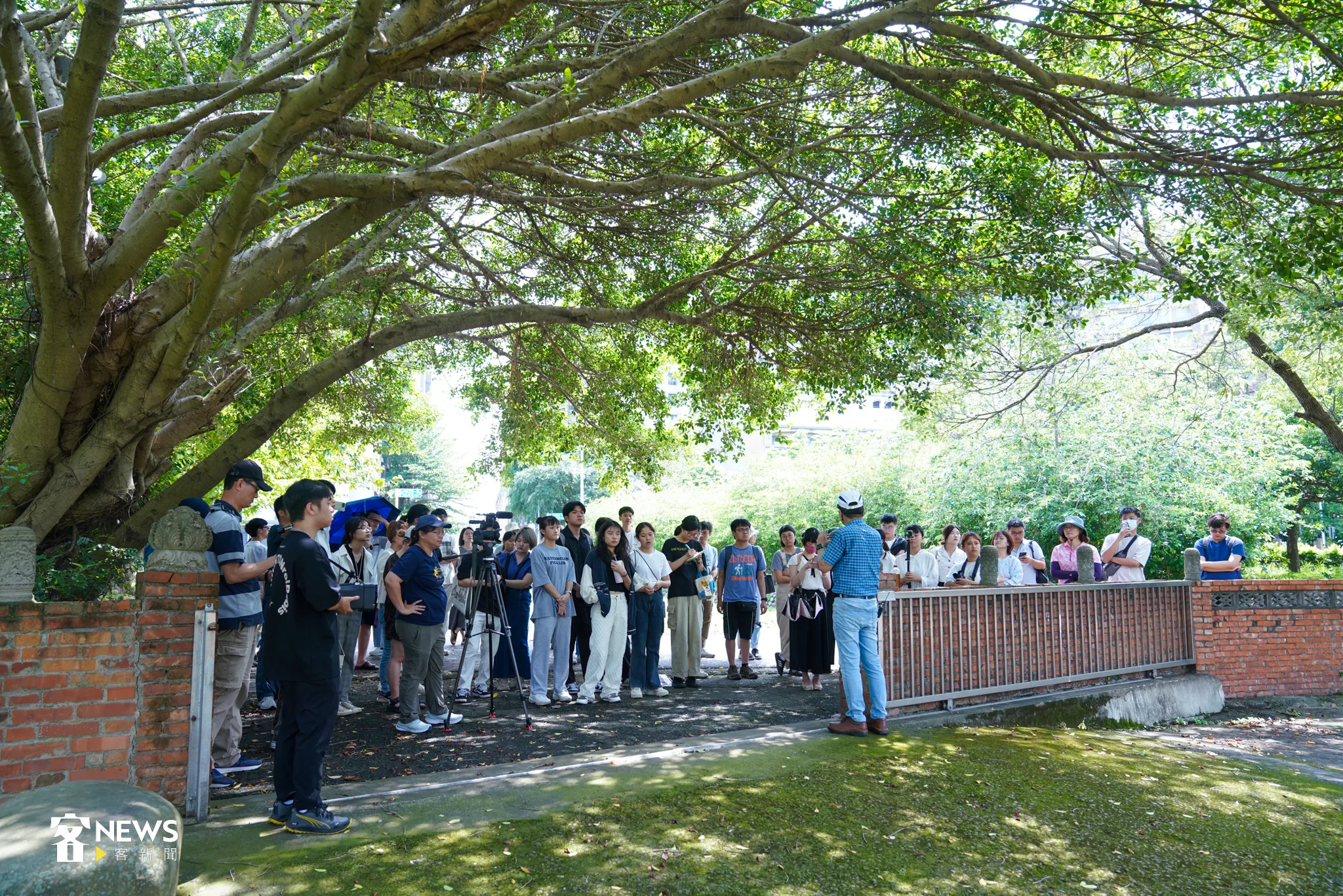 陽明交大人文社會學系羅烈師教授發起連署活動,並帶領同學們走讀六張犁,講授聚落歷史。宋佩遙攝