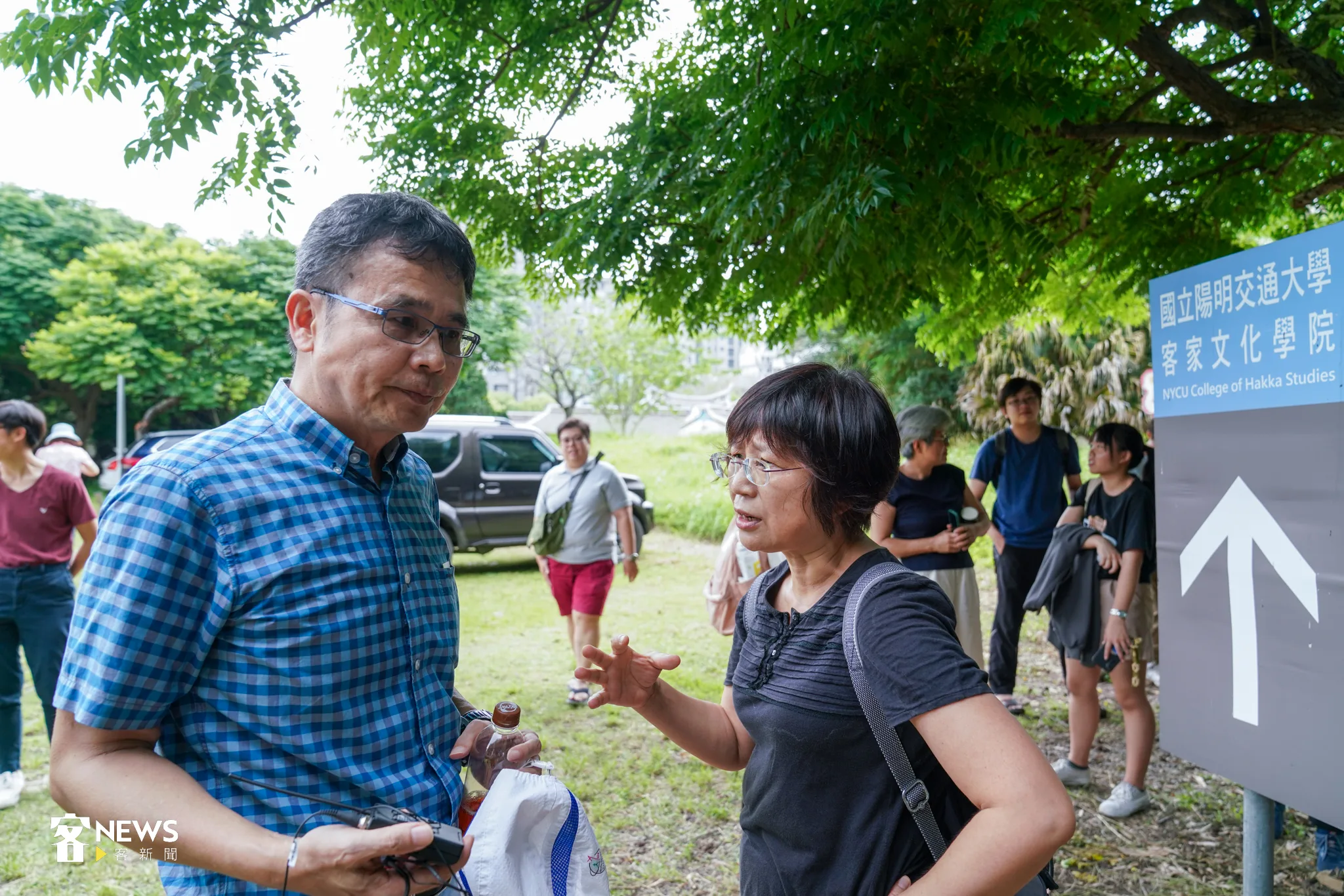 國立陽明交通大學客家學院「守護六張犁(竹北六家古地名)聚落」連署發起人林秀幸教授(右)和羅烈師教授(左)。宋佩遙攝