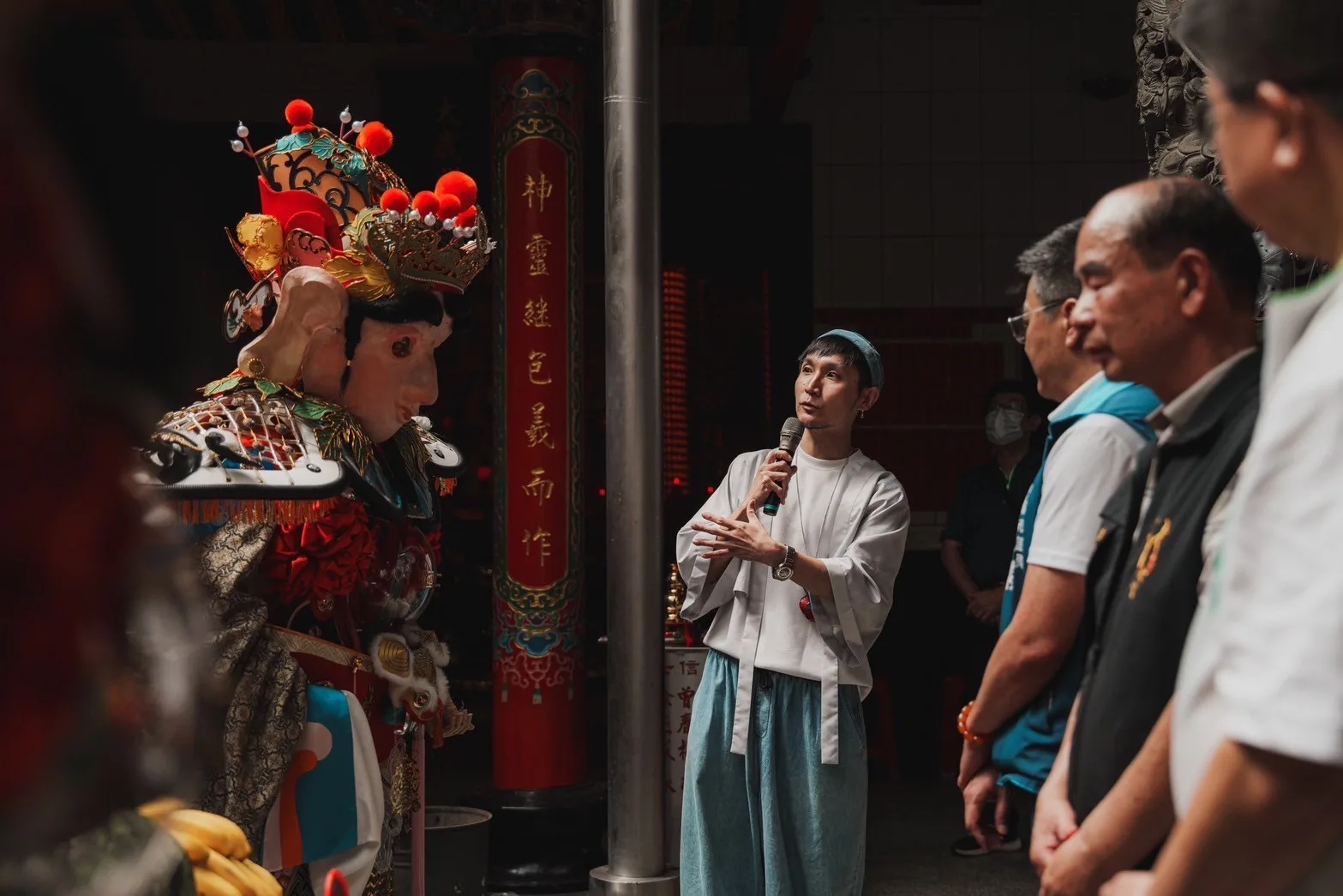 設計師李育昇一起參與開光入神儀式。洄游創生提供