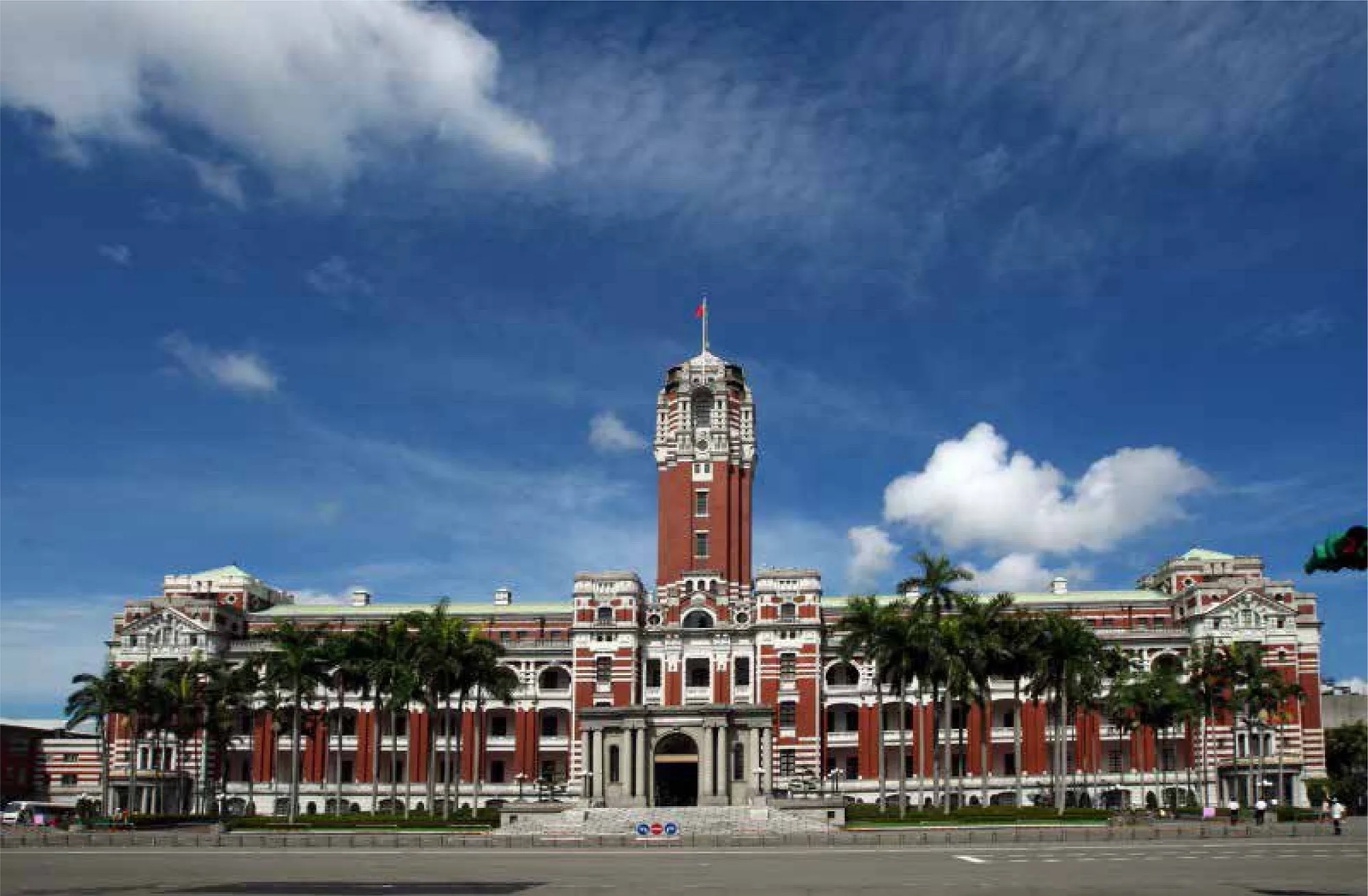 我國總統府自1919年興建完成，迎面聳立的「拱廊」，加上居中穿透的窗，是許多人仰望總統府的第一印象。。翻攝總統府官網