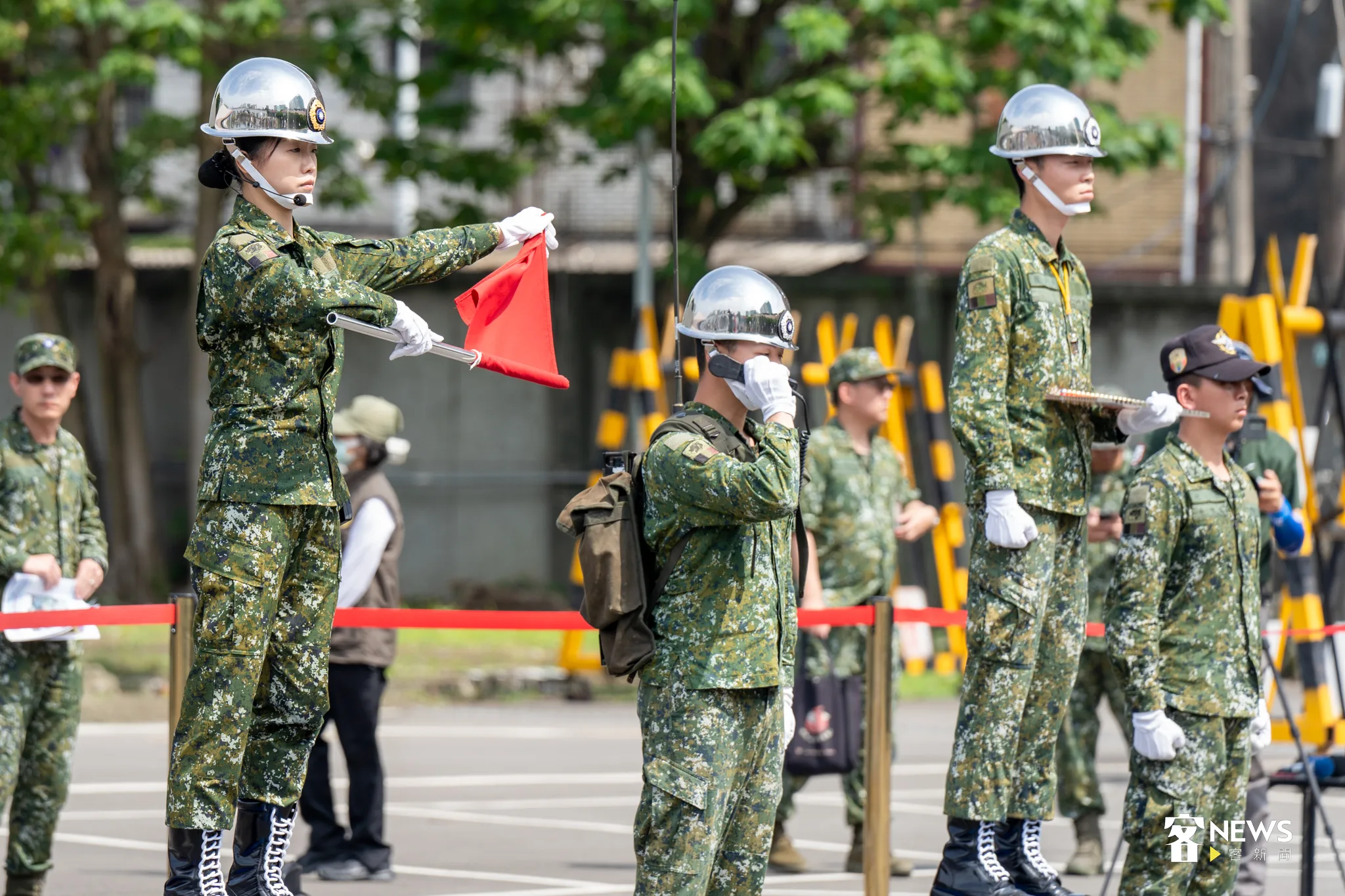 陣地指揮官葉芫菲紅旗一揮，禮砲依序鳴放。李台源攝