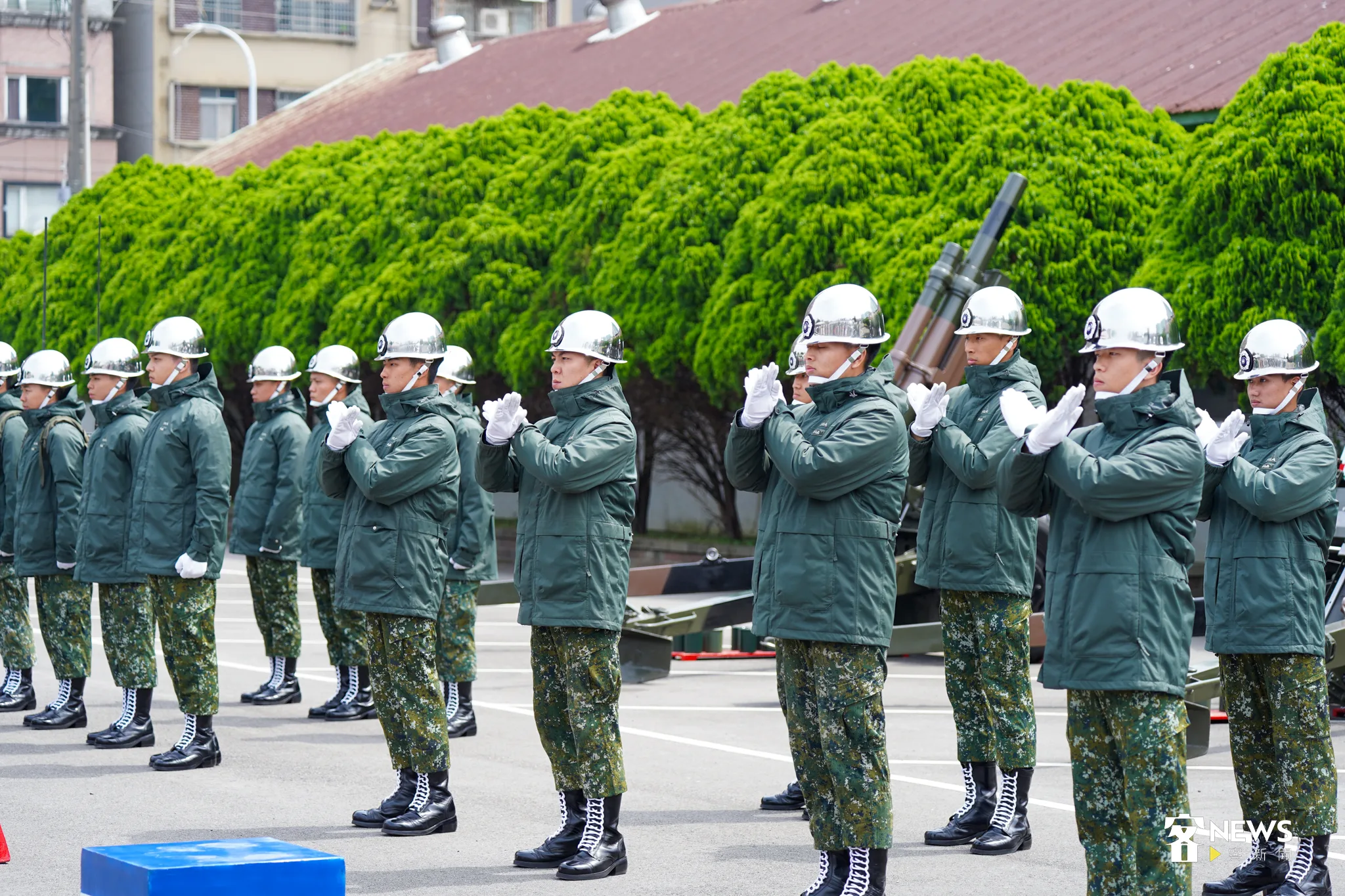 禮砲連官兵著冬季大衣進行耐熱訓練。李台源攝