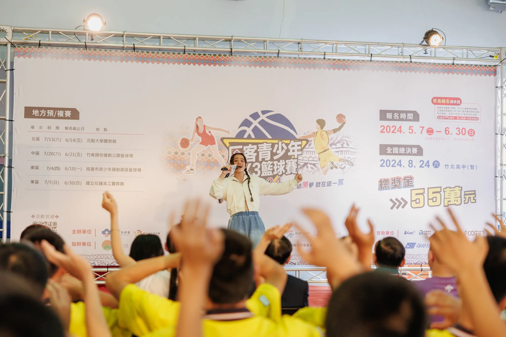 賽事宣傳大使兼主題曲製作人吱吱，現場演唱賽事主題曲「加油加油」。客家委員會提供