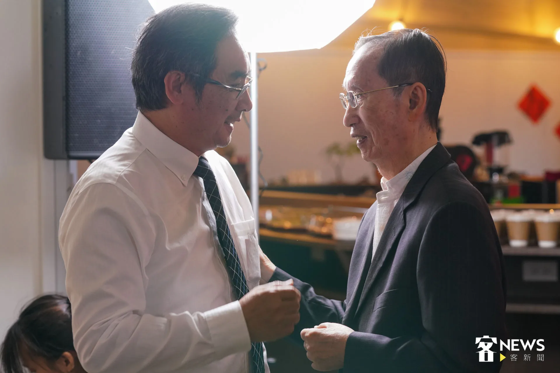 客傳會董事長陳板到場祝賀曾貴海的英、西版本新書發行。朱愷元攝