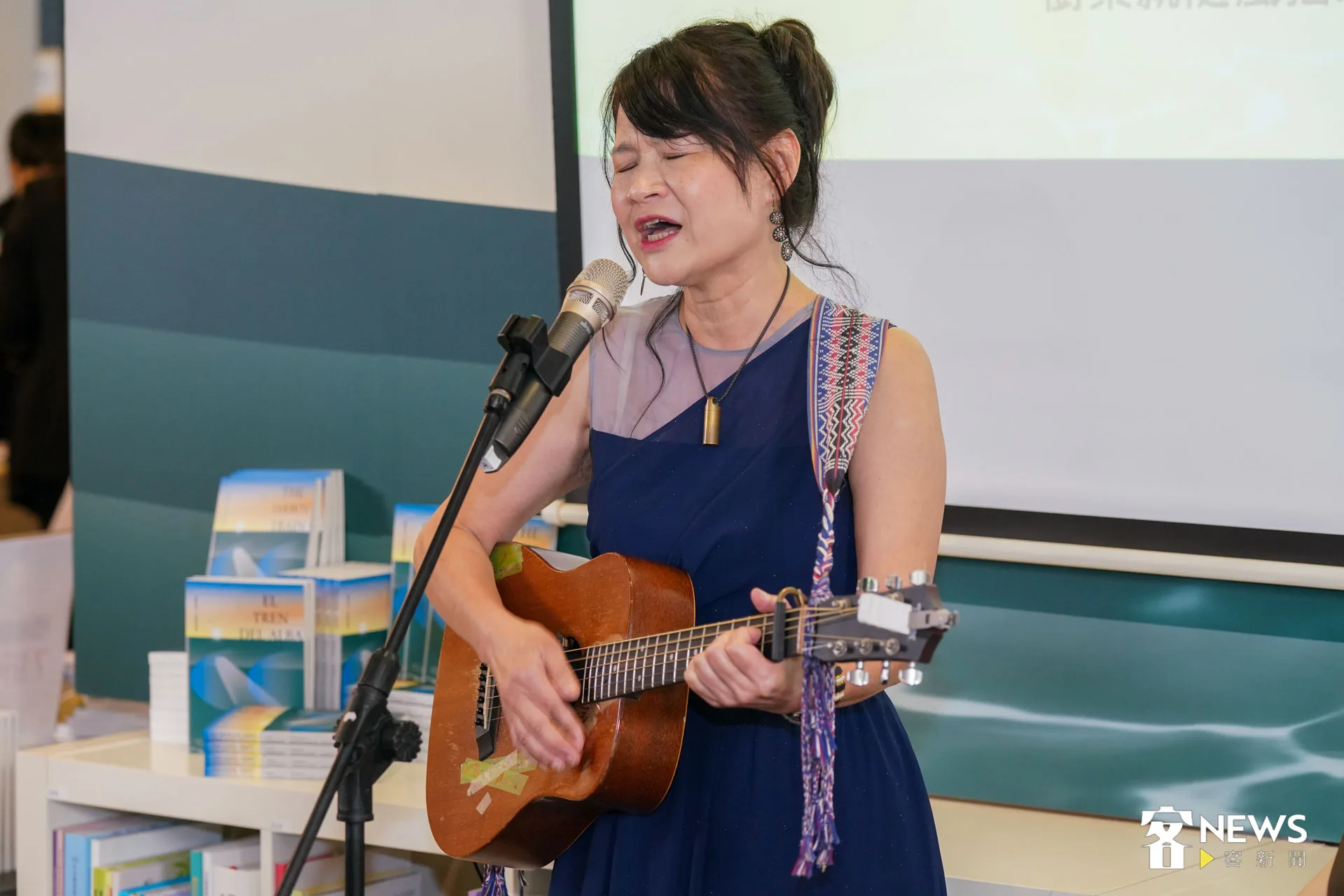 最佳客家金曲歌手羅思容以曾貴海<樹仔>一詩為詞作曲開場，動人的歌聲穿透全場。朱愷元攝