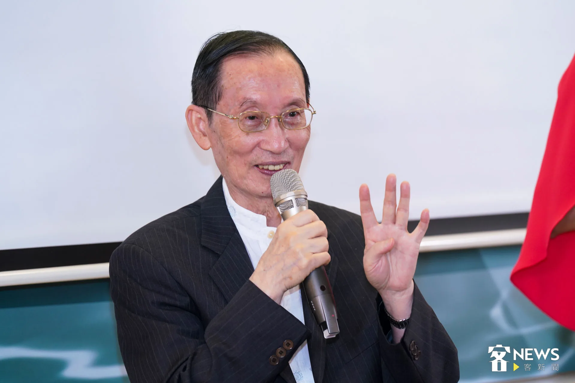 曾貴海說，他的作品有很大部分是講族群和反抗，「反抗是生命體驗裡最高的情操，有反抗才會有改變，有改變才會看見愛！」朱愷元攝