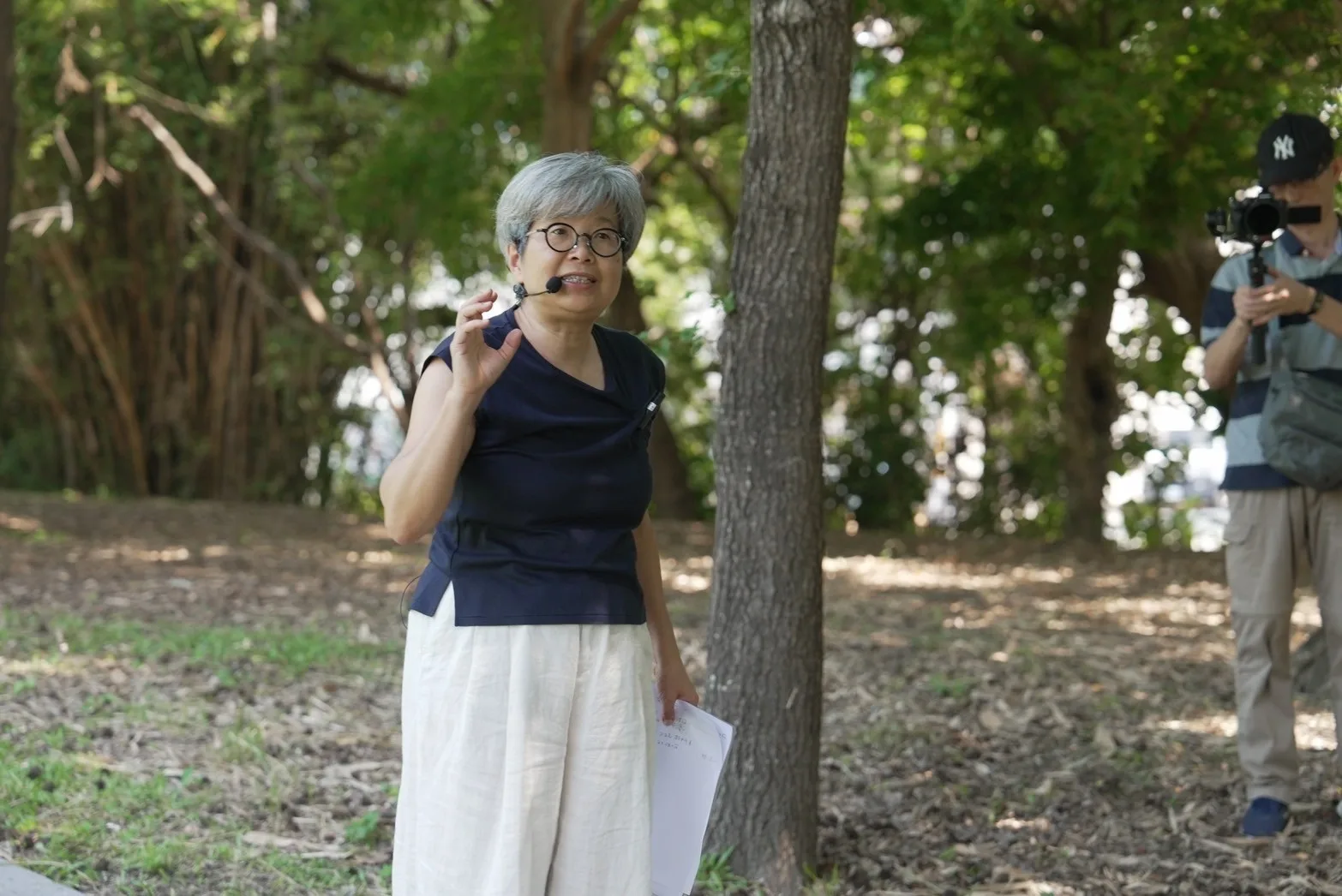 陽明交大人社系教授連瑞枝在昨天上午的走讀活動中,帶領學生認識竹北六張犁聚落。取自「HAKKA NYCU _守護竹北六張犁聚落」臉書粉絲專頁