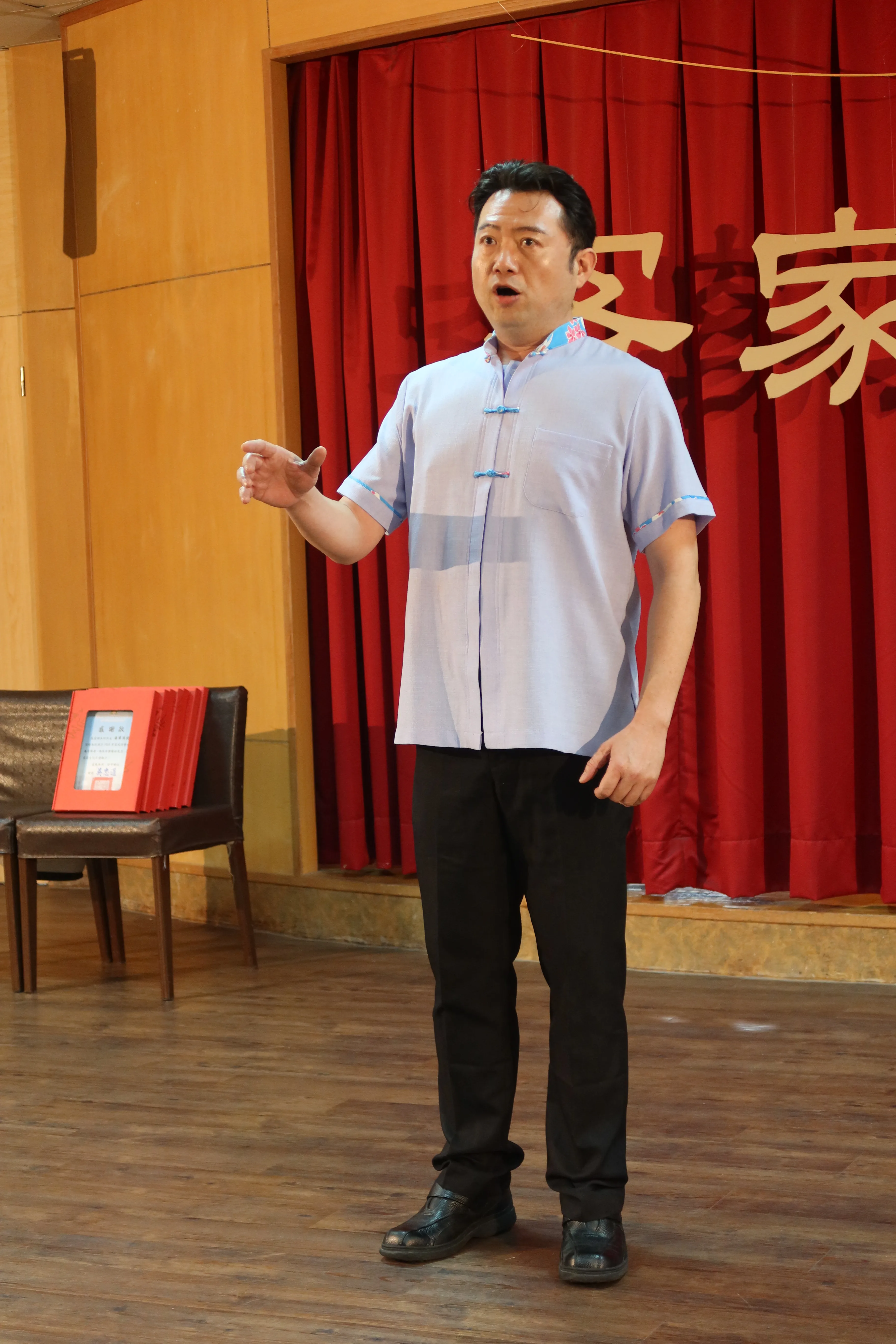 男高音何勝霖演唱星雲的「人生是過客」。何來美攝
