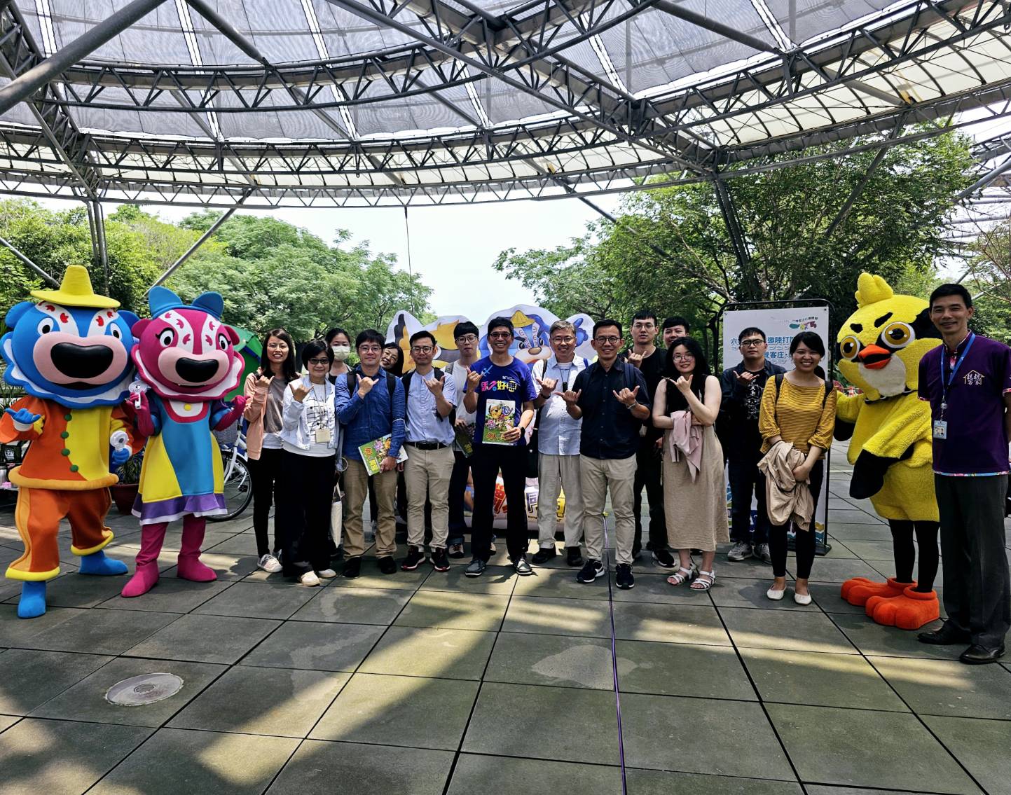 臺灣歷史博物館與六堆大獅兄人偶劇合影。客發中心提供