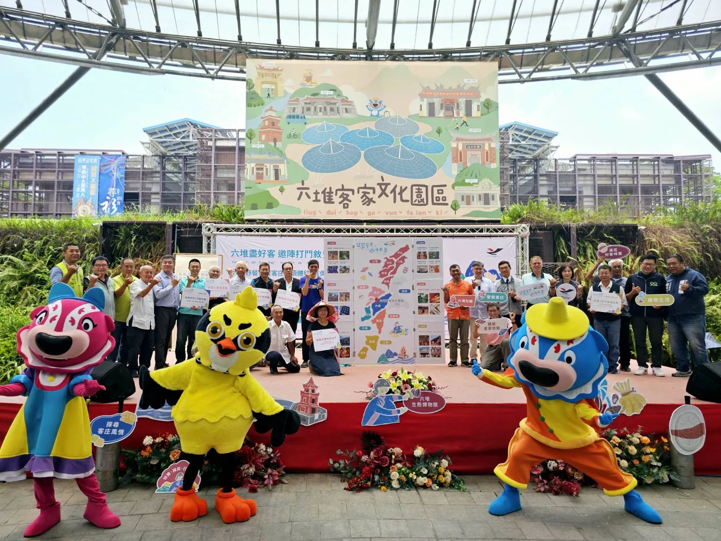 「六堆盡好客 邀陣打鬥敘暨發覺客庄·邀陣來尞」六堆野餐日暨客庄行讀體驗所有貴賓與合作的在地社團合影。客發中心提供
