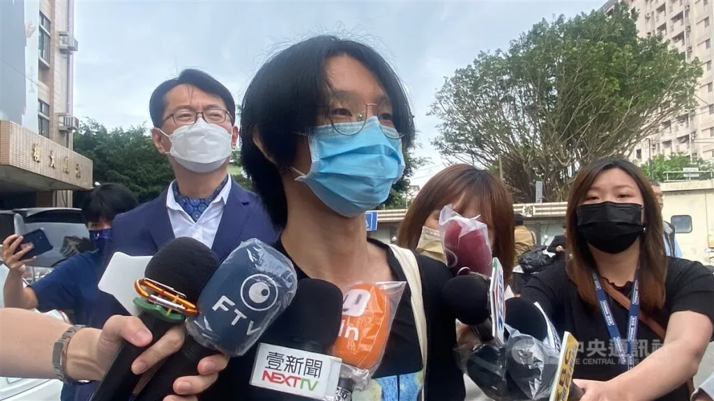 網紅「小玉」朱玉宸（中）涉用電腦軟體剪接變造知名人物成色情影片牟利。中央社