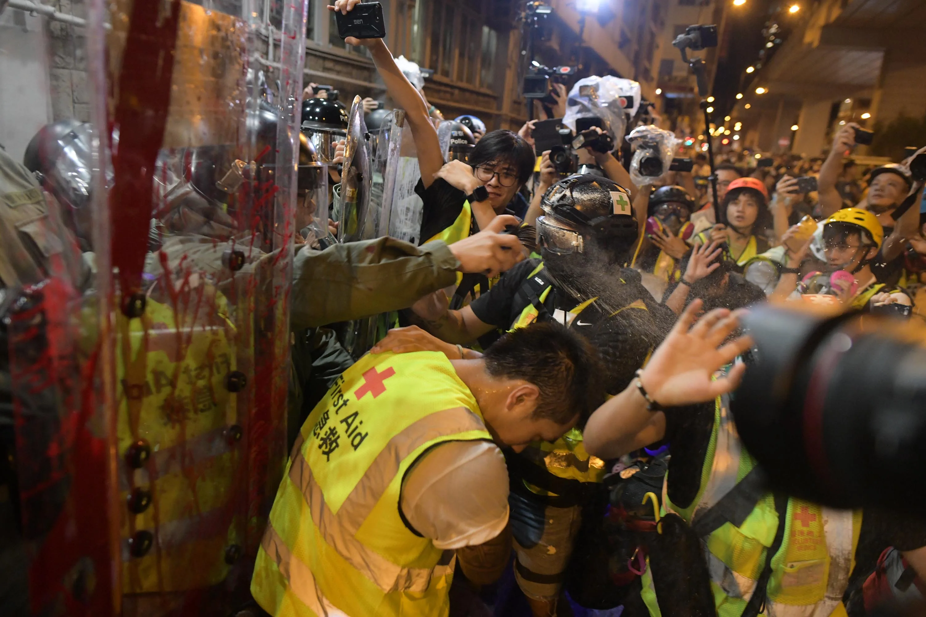 港警用胡椒噴霧攻擊急救人員。翻攝畫面