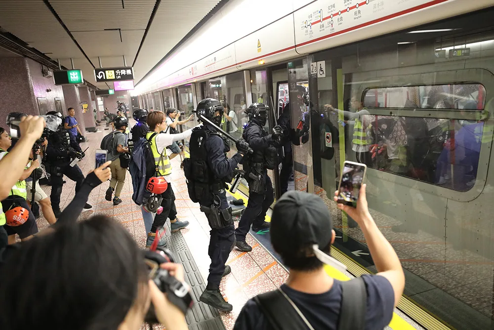 香港警方在太子站毆打「反送中」民眾。翻攝畫面