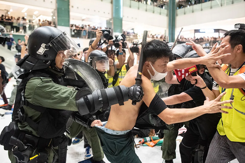 香港「反送中」沙田新城市廣場警察使用武力驅離民眾引爆衝突。翻攝畫面
