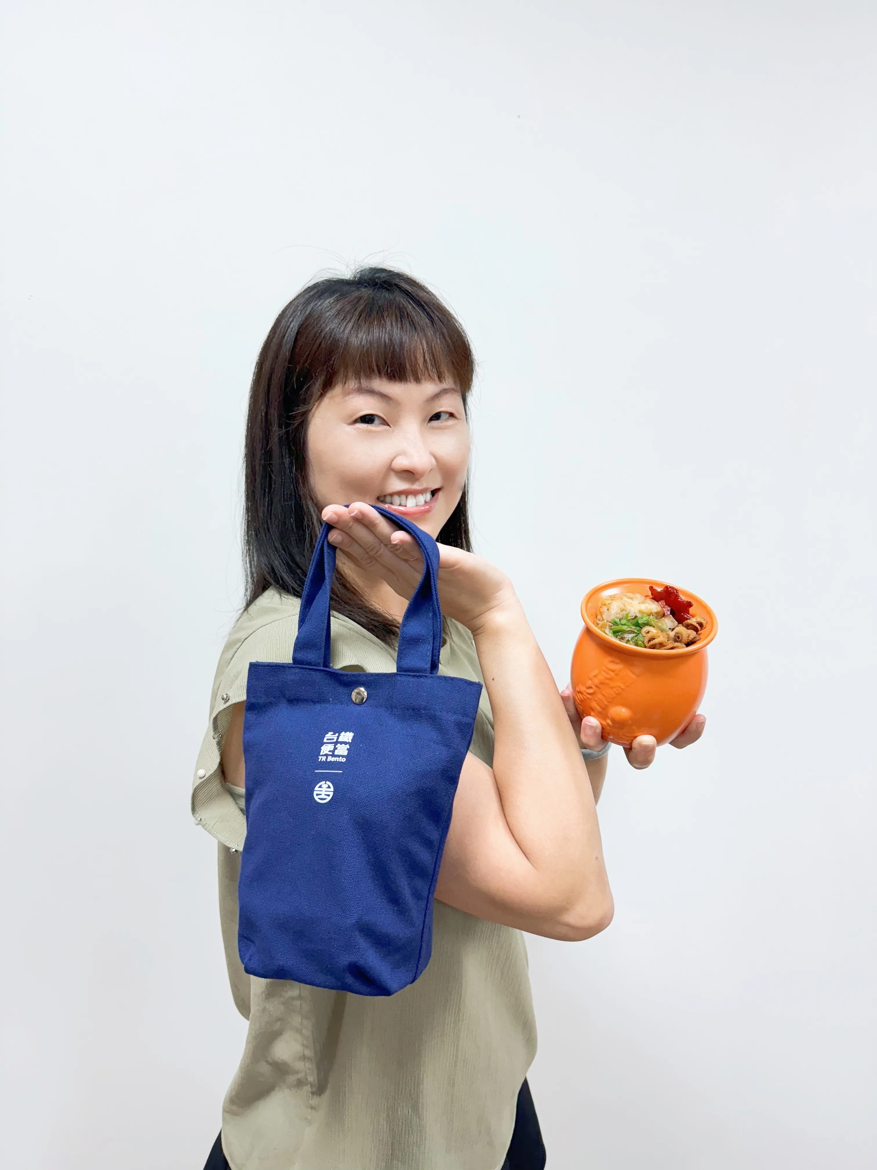 淡路屋捐贈便當甕和帆布袋，為花蓮賑災加油。翻攝自台鐵官網