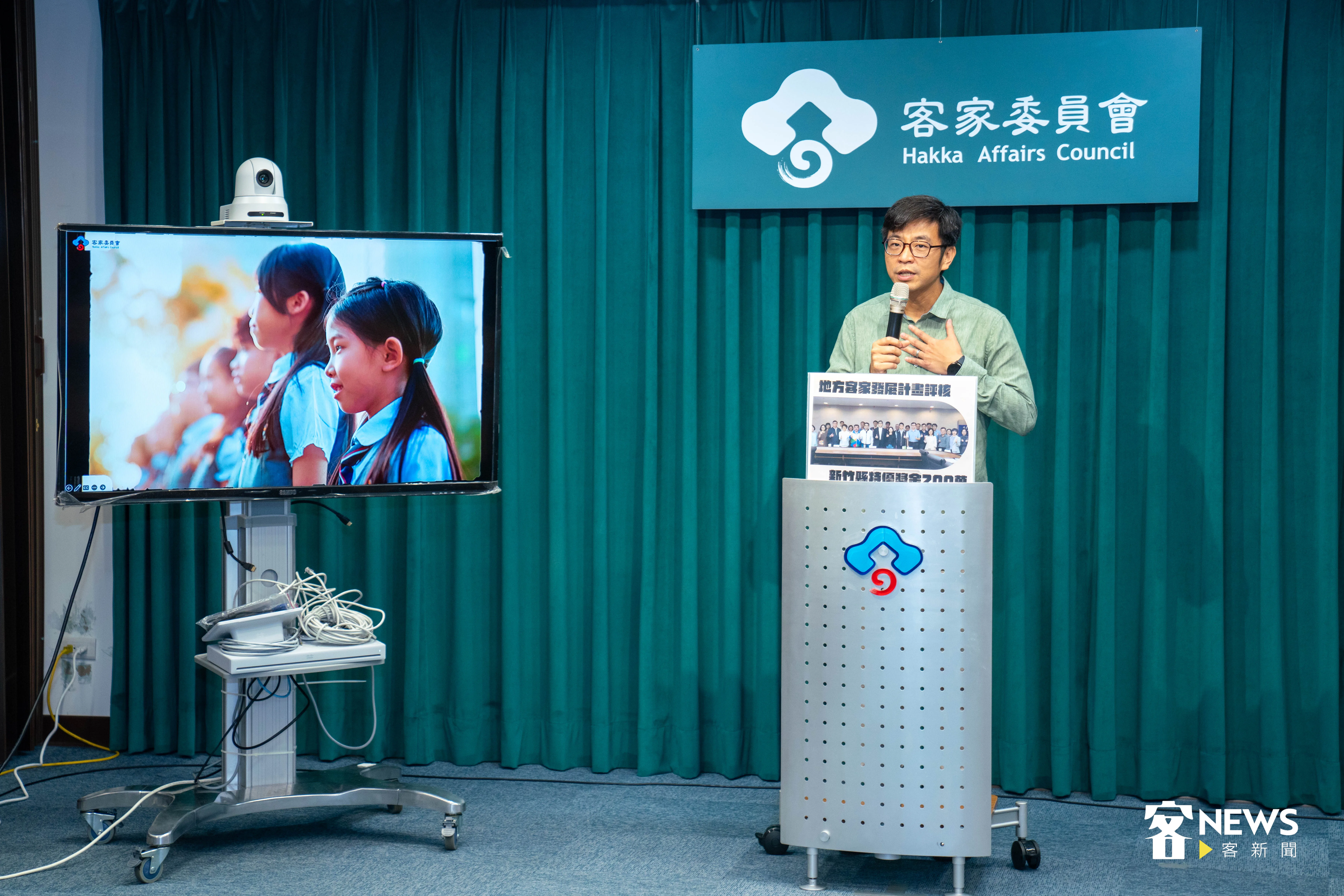 客家委員會副主委周江杰主持例行記者會。范修語攝