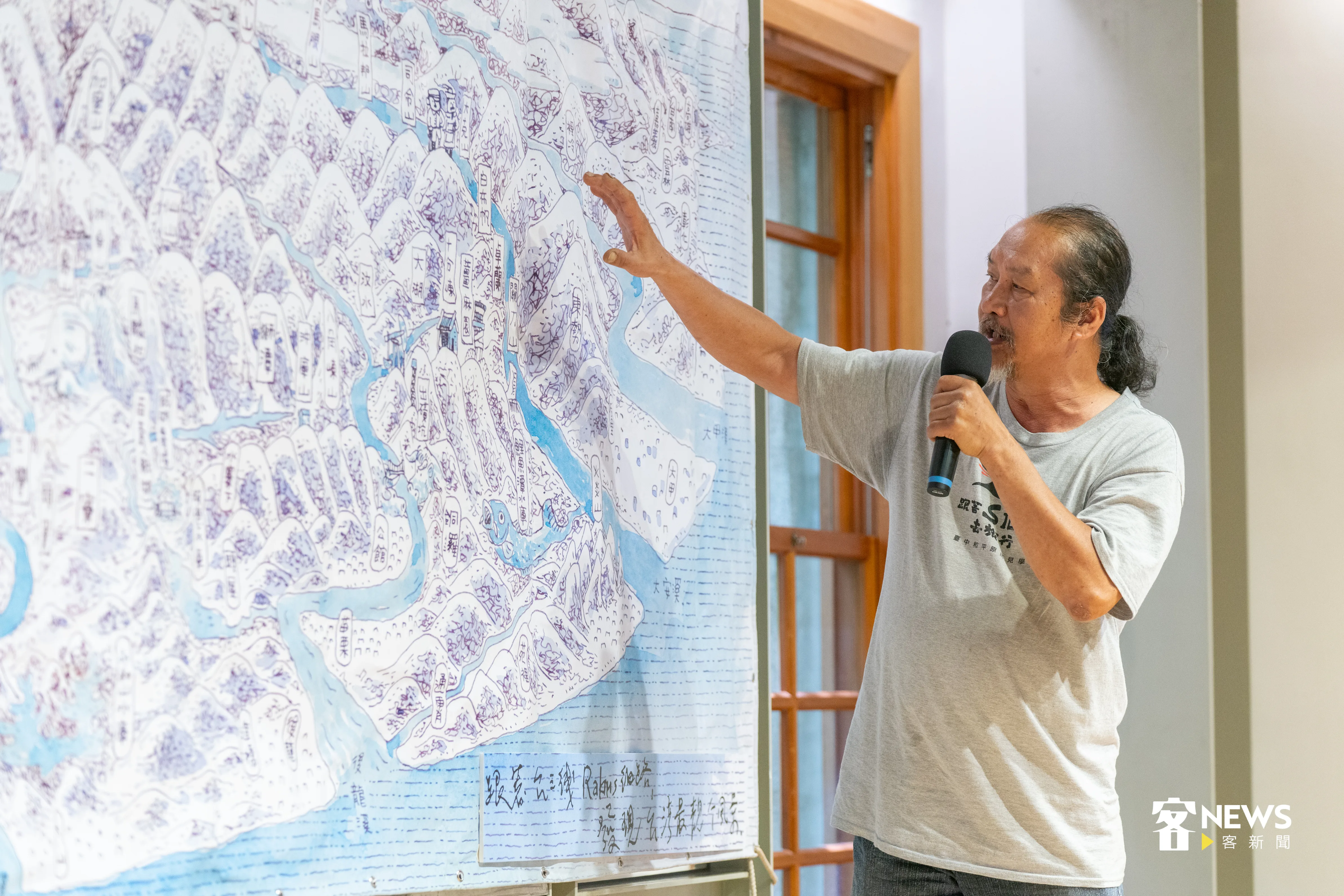 原住民作家瓦歷斯‧諾幹，看到地圖就興奮地忍不住講起，每一個地點步道故事。洪俊傑攝