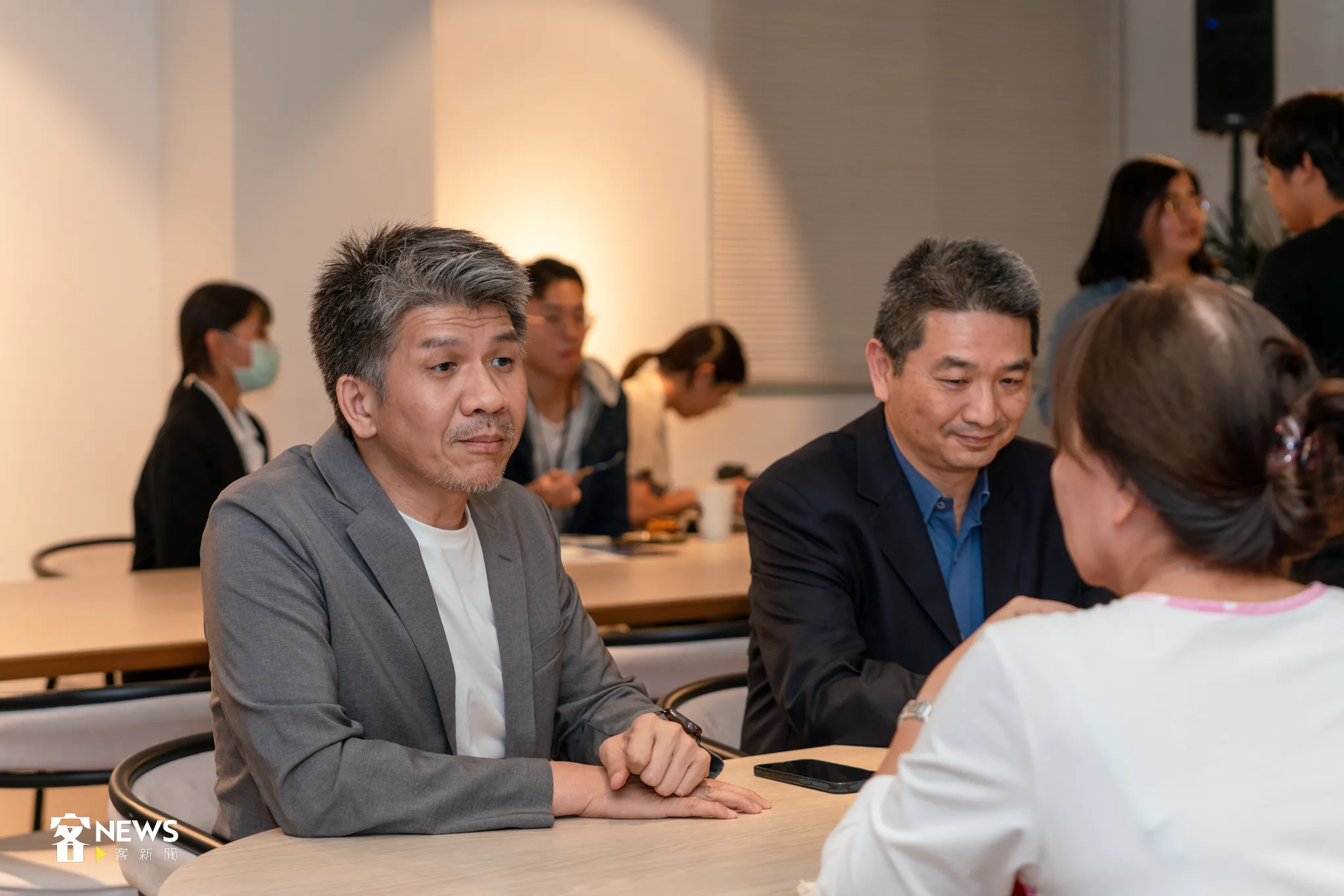 客傳會總經理兼任講客廣播電臺臺長莊勝鴻(左)，出席今10日第三屆客聲獎活動起跑媒體交流會，希望透過賽事能挖掘出更多客語傳播明日之星。宋佩遙攝
