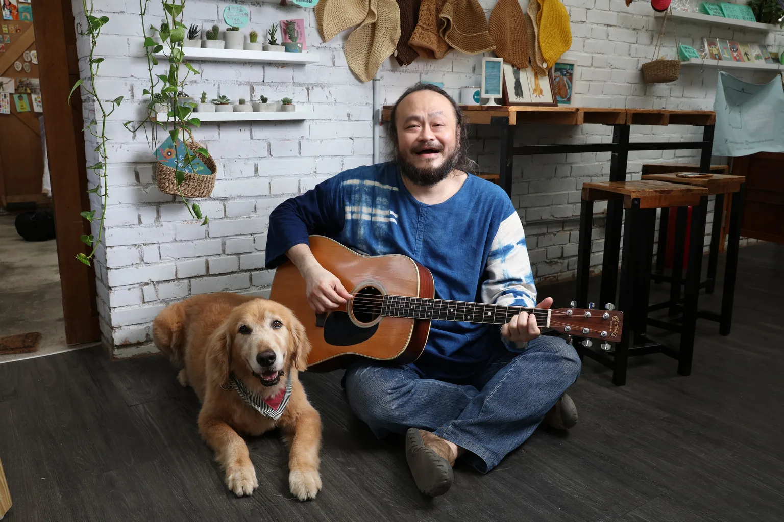 客家歌手謝宇威。曾獲台灣第15屆金曲獎最佳客語演唱人，為台灣重要客家新音樂創作人之一。製作主持十年的客家音樂節目，多次入圍金鐘獎。現為台灣客家新音樂創作協會理事長、中華音樂人交流協會理事及威德文化負責人。翻攝自活動官網