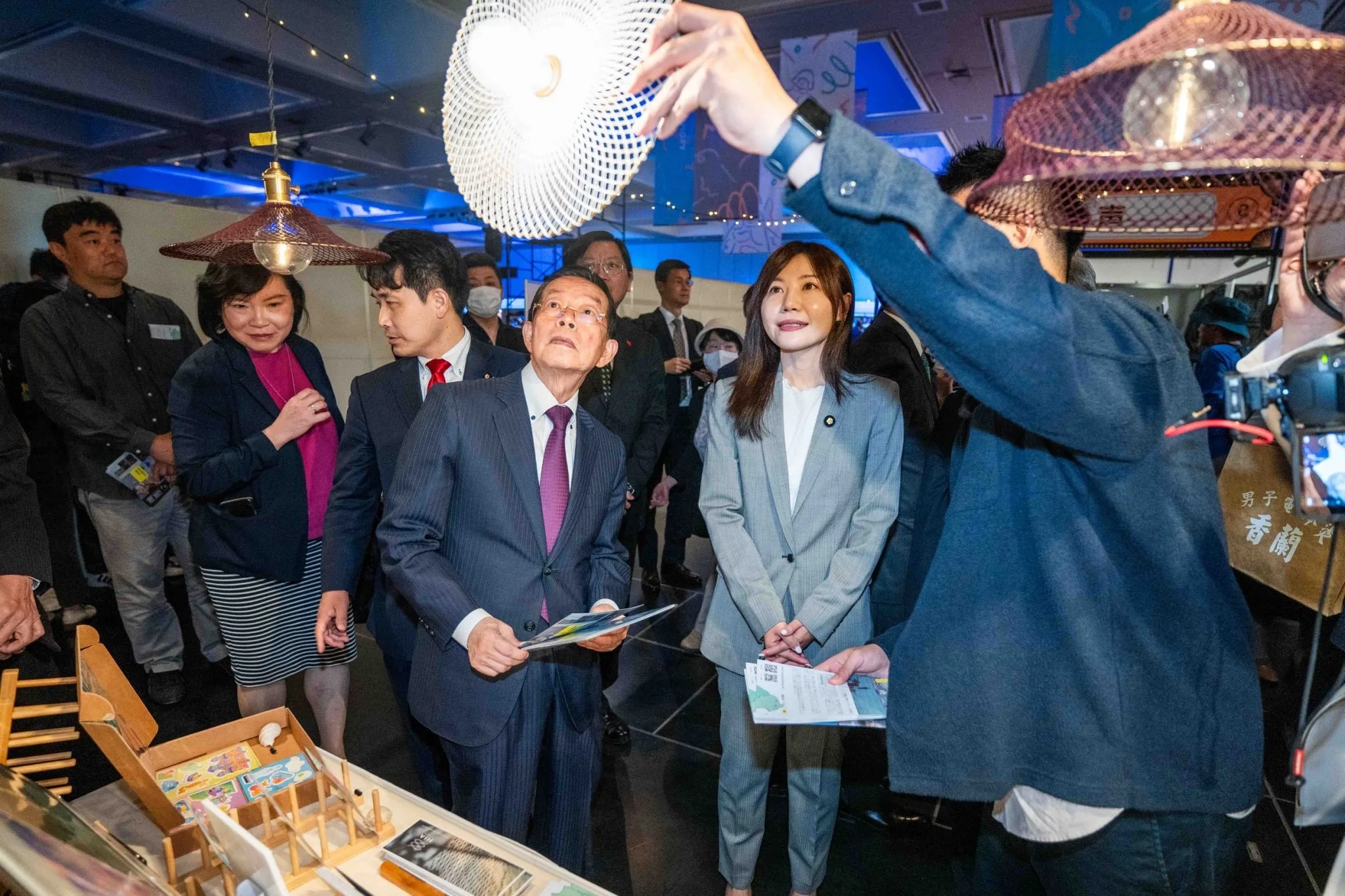 謝長廷代表巡禮國發會攤位，欣賞漁網燈。文化總會提供