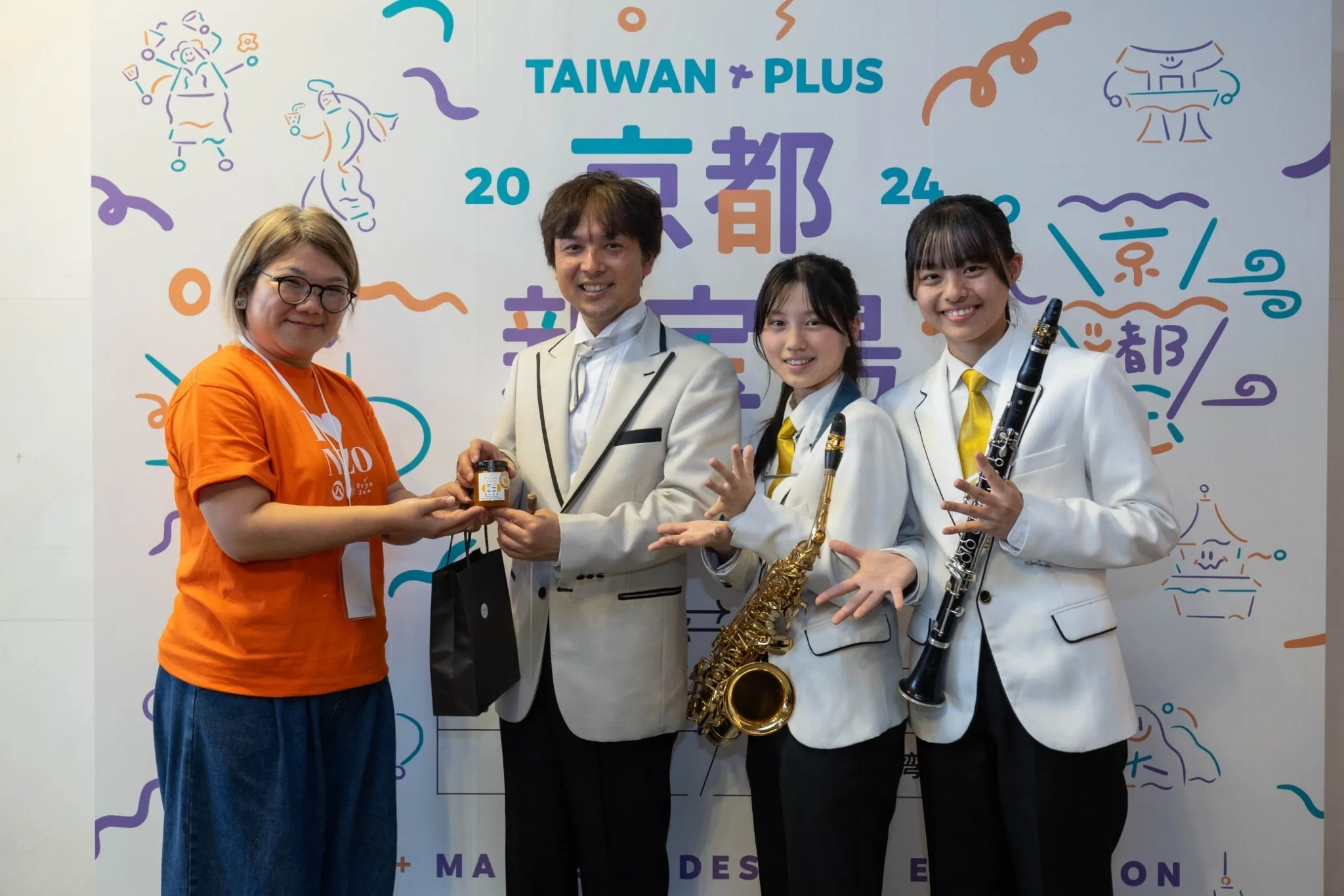 果醬女王柯亞將這款以台灣茂谷柑、日本蜜柑做成的「蜜柑友達」果醬送給橘高校吹奏樂部，象徵台日友好。文化總會提供