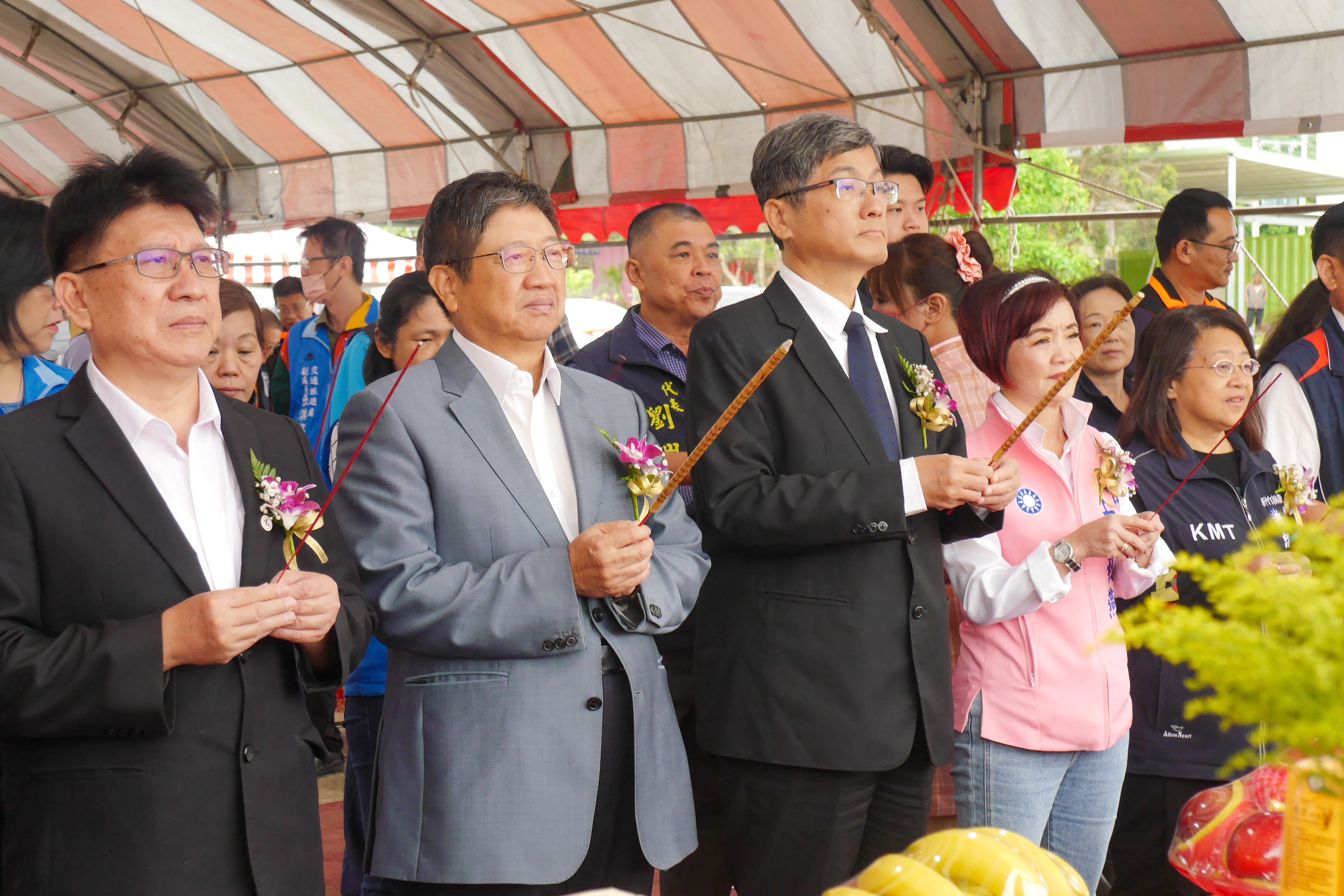 祝禱工程順利圓滿完成，左起為立委林思銘、新竹縣長楊文科與客家委員會主委楊長鎮。客家委員會提供