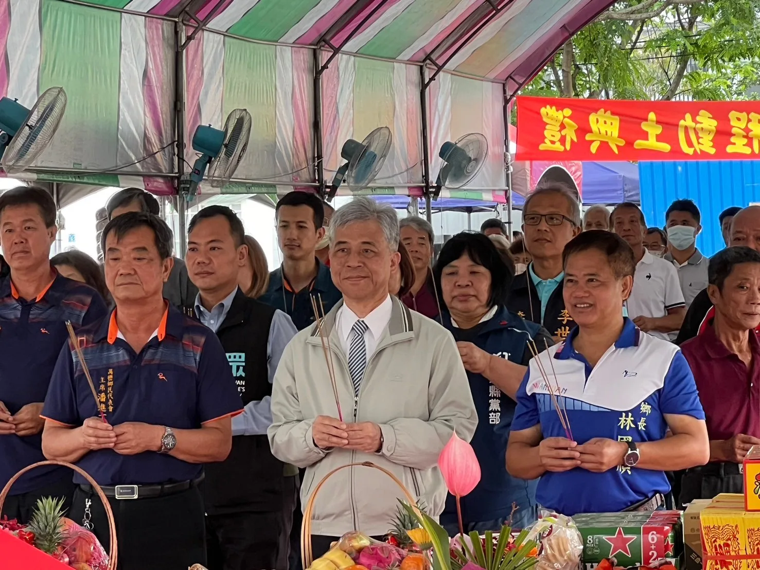 客委會副主委范佐銘（右2）與萬巒鄉長林國順（右1）今天出席動土典禮。客委會提供
