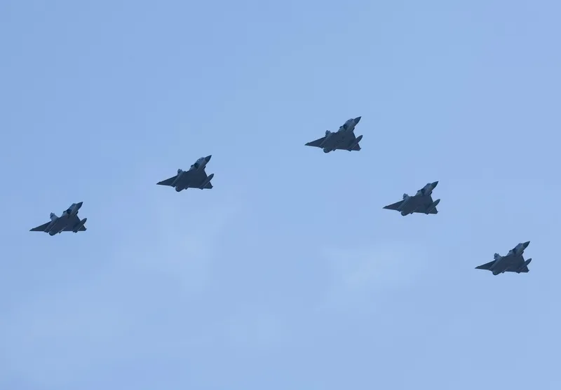 520總統副總統就職典禮國軍空中全兵力預演15日早晨登場，圖為5架幻象2000戰機編隊飛行，通過總統府前方上空。中央社