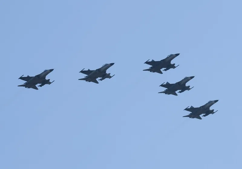 520總統副總統就職典禮國軍空中全兵力預演15日早晨登場，圖為5架IDF經國號戰機編隊飛越總統府上空。中央社