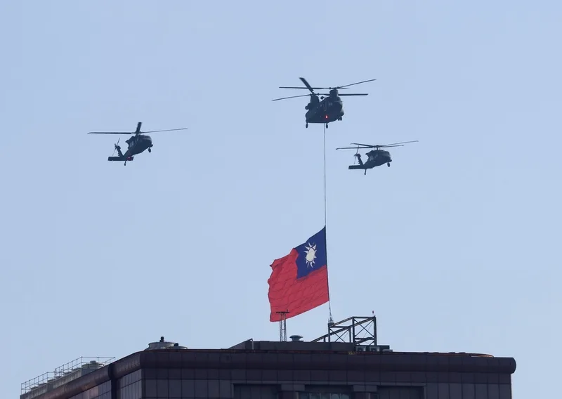 520總統副總統就職典禮國軍空中全兵力預演15日早晨登場，陸軍CH-47SD契努克運輸直升機吊掛巨幅國旗飛越總統府前上空。中央社