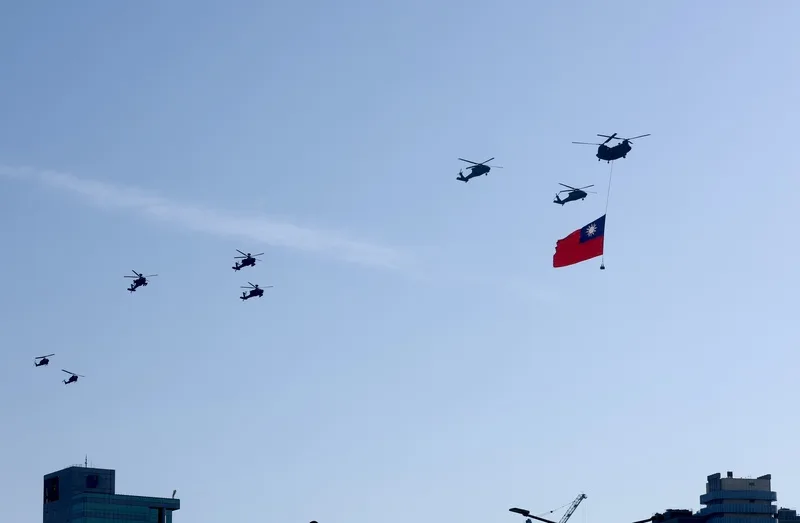 520總統副總統就職典禮國軍空中全兵力預演15日早晨登場，陸軍CH-47SD契努克運輸直升機吊掛巨幅國旗飛越總統府前上空。中央社