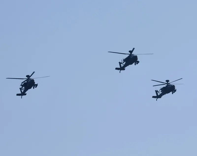 520總統副總統就職典禮國軍空中全兵力預演15日早晨登場，圖為3架AH-64E阿帕契攻擊直升機飛越總統府上方。中央社
