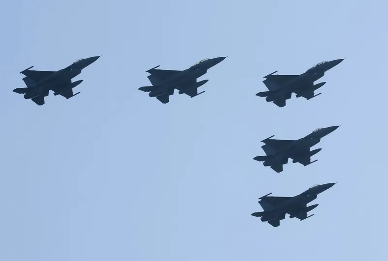 520總統副總統就職典禮國軍空中全兵力預演15日早晨登場，圖為5架F-16V（blk20）戰機編隊飛越總統府上方。中央社