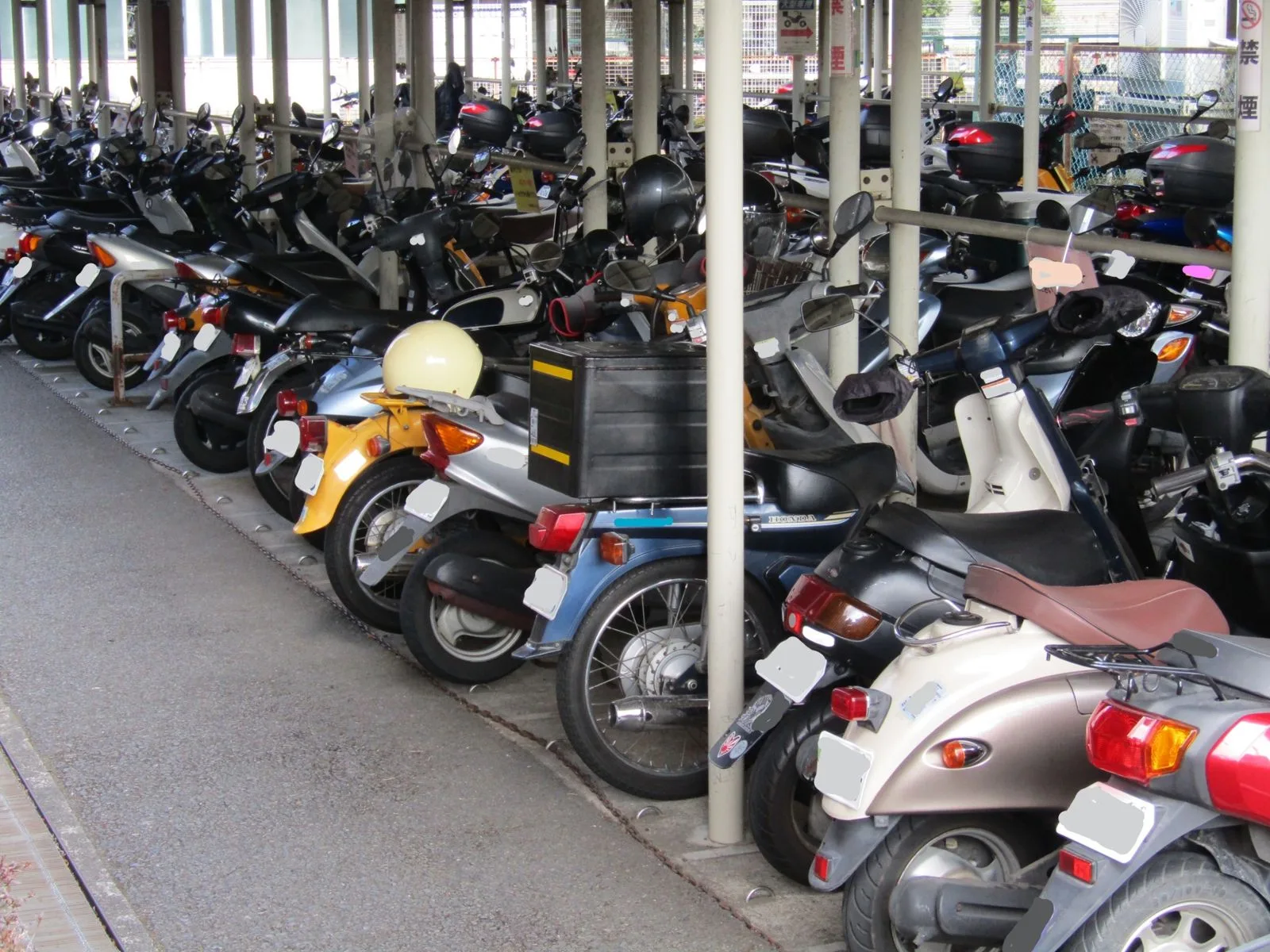 機車族「側柱殺手」肆虐　車友痛罵「某設計」如暗器：更沒品！
