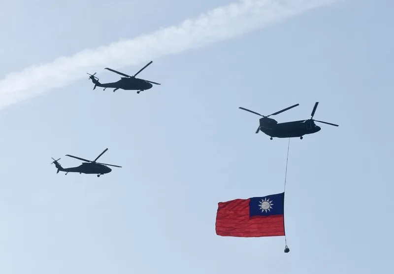 520就職典禮空中全兵力預演　巨幅國旗飛越總統府