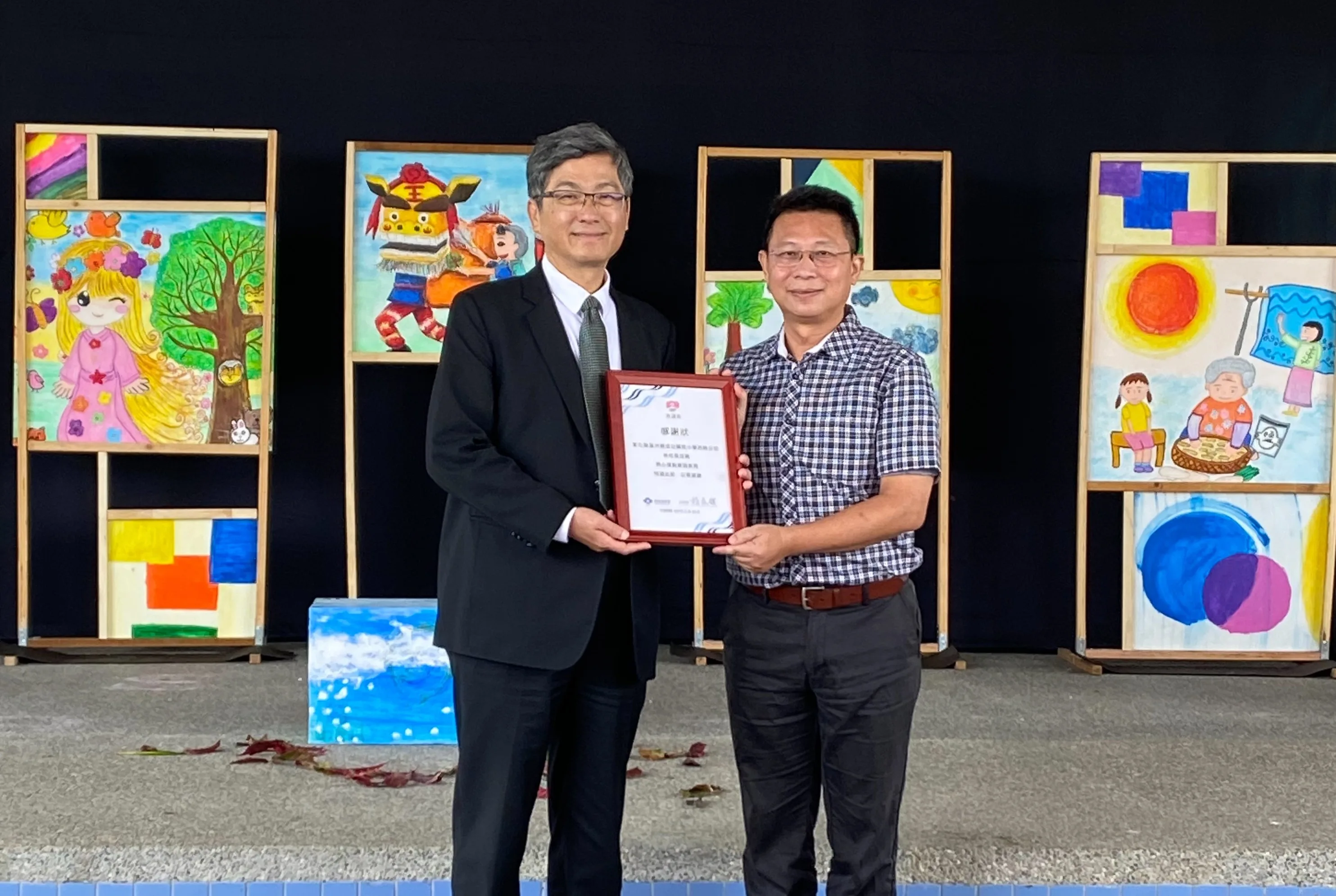 楊長鎮感謝彰化縣溪州鄉成功國小西畔分校校長林茂興共下推動客語教學。客委會提供