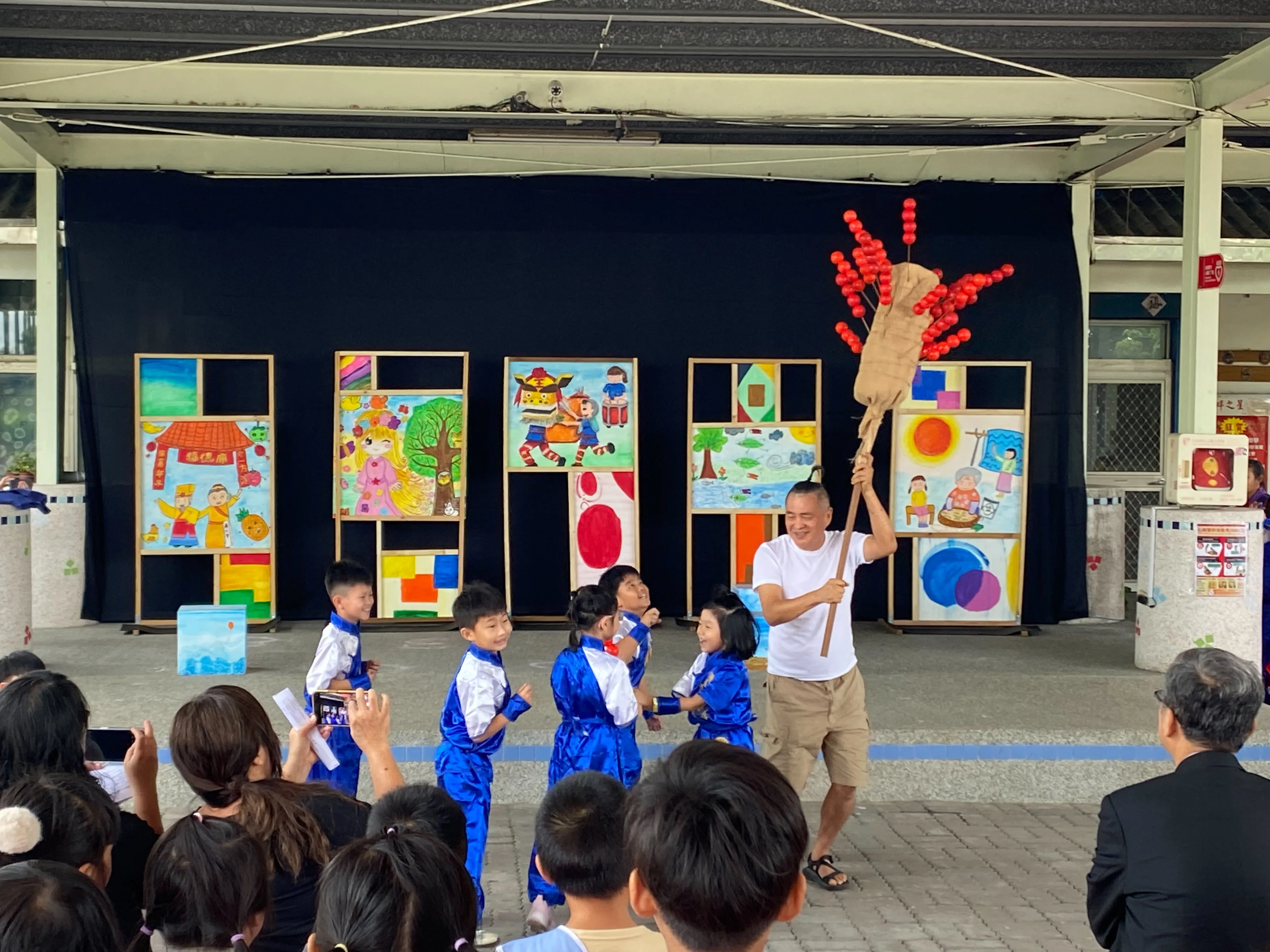 彰化縣溪州成功國小西畔分校迎賓表演結合歡喜扮戲團學生演出「伯公開party」。客委會提供