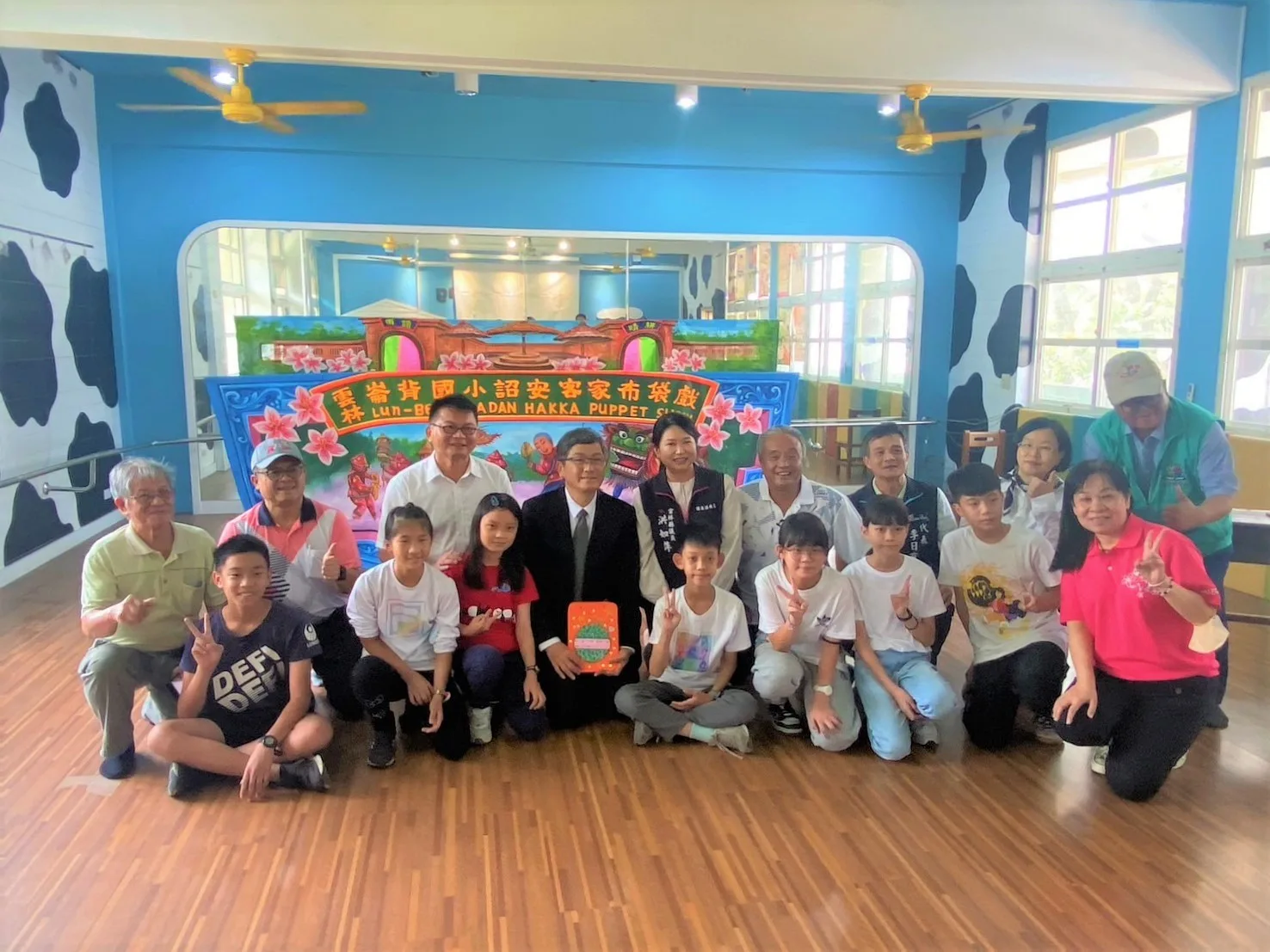 崙背國小於樂活教室展示客語讀者劇場教學。客委會提供