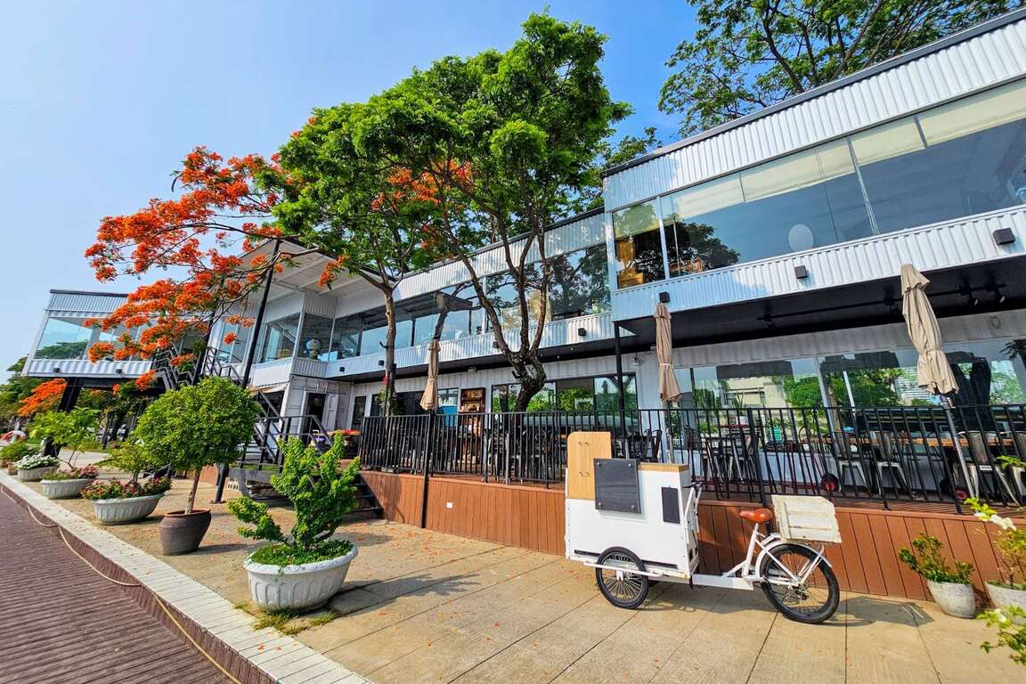 由觀光局委託民間經營的餐廳「愛河走走」。翻攝自高雄市政府觀光局官網。