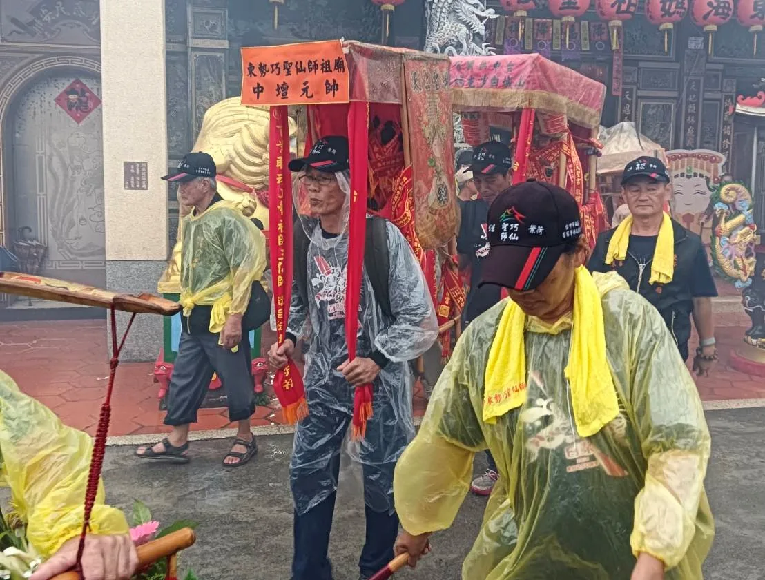 繞境團隊雨中行進不畏風雨，走進各地祈福，帶給鄉親安定的力量。台中市客委會提供