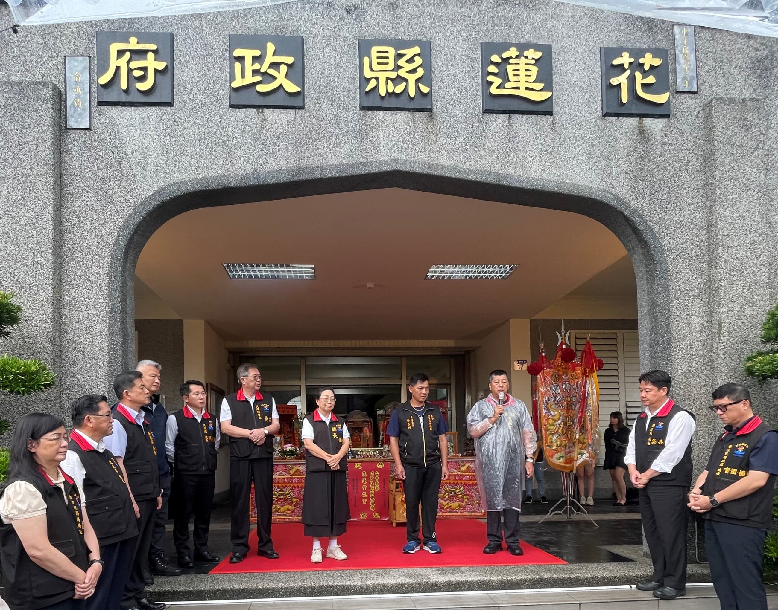 花蓮縣長徐榛蔚（圖中左1）政府團隊接駕。台中市客委會提供